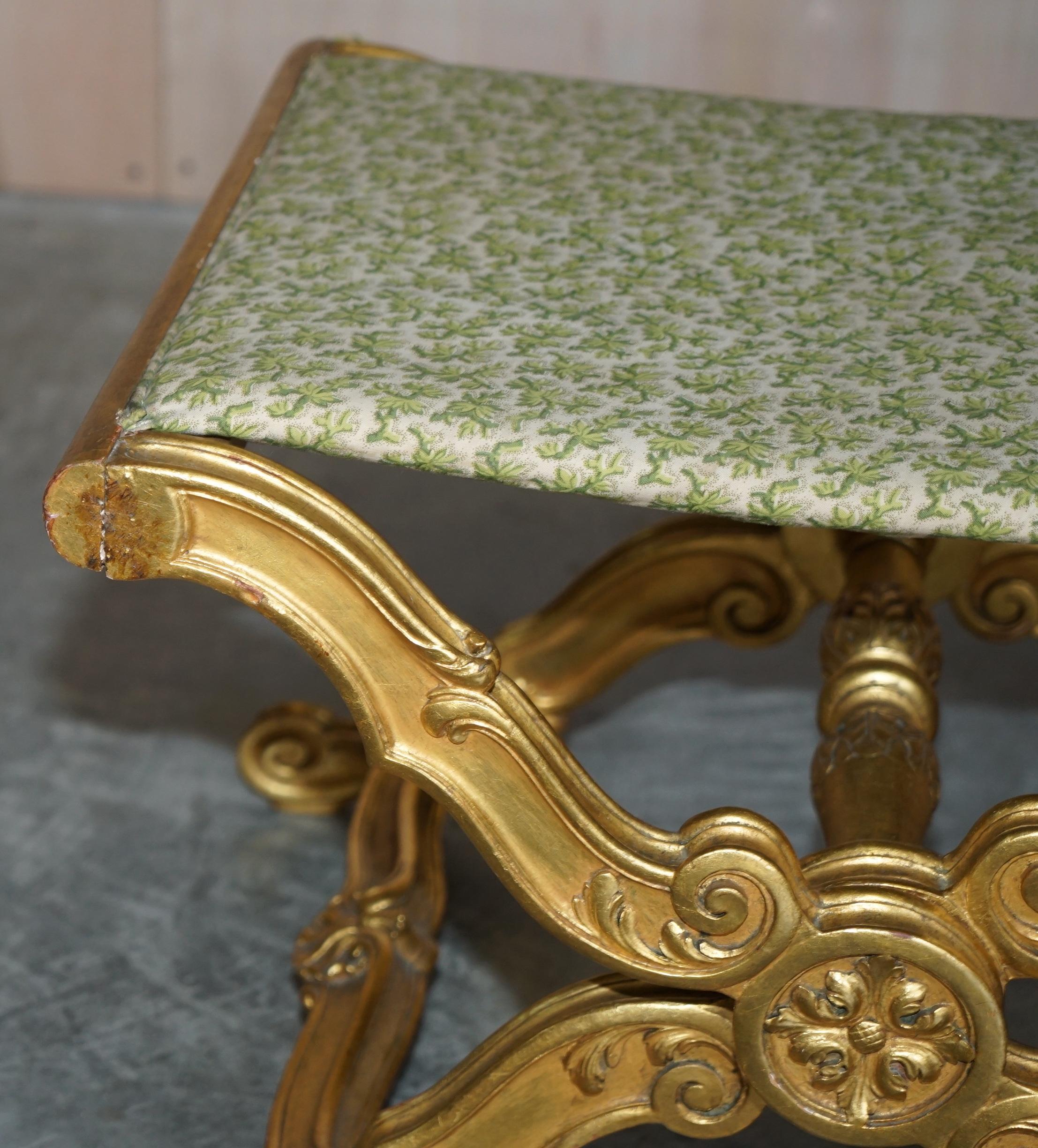 Superbe tabouret pliant ancien du 19ème siècle en bois doré sculpté à la main avec cadre et pliant en vente 7