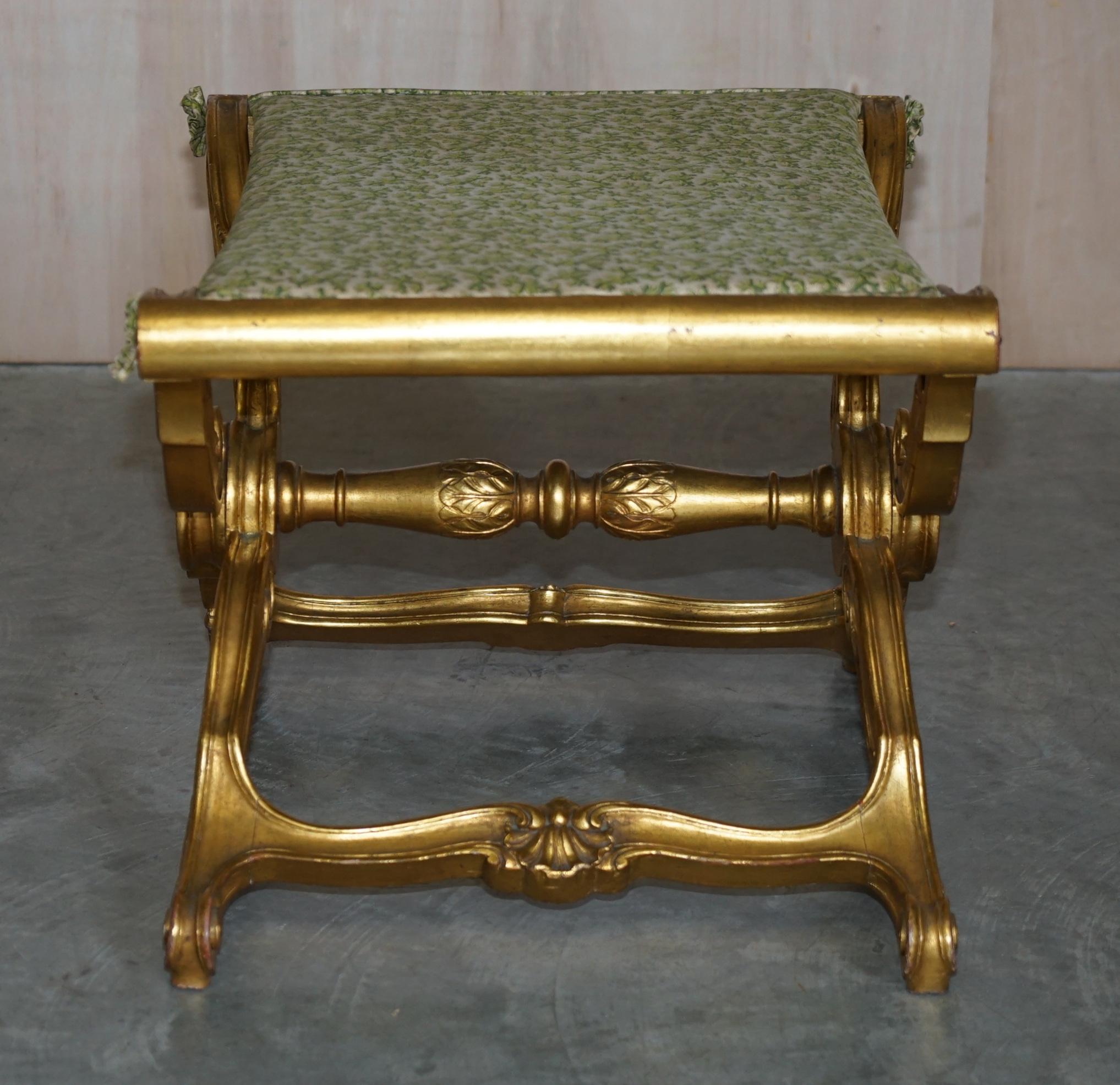 Superbe tabouret pliant ancien du 19ème siècle en bois doré sculpté à la main avec cadre et pliant en vente 8