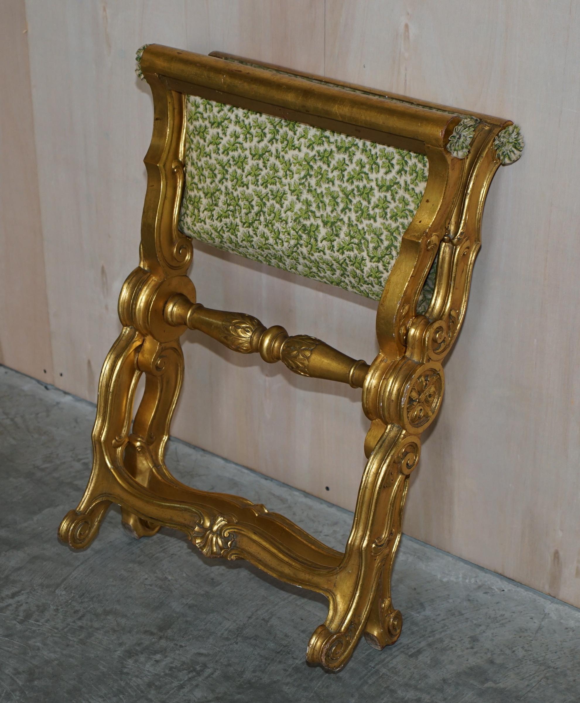 Superbe tabouret pliant ancien du 19ème siècle en bois doré sculpté à la main avec cadre et pliant en vente 10