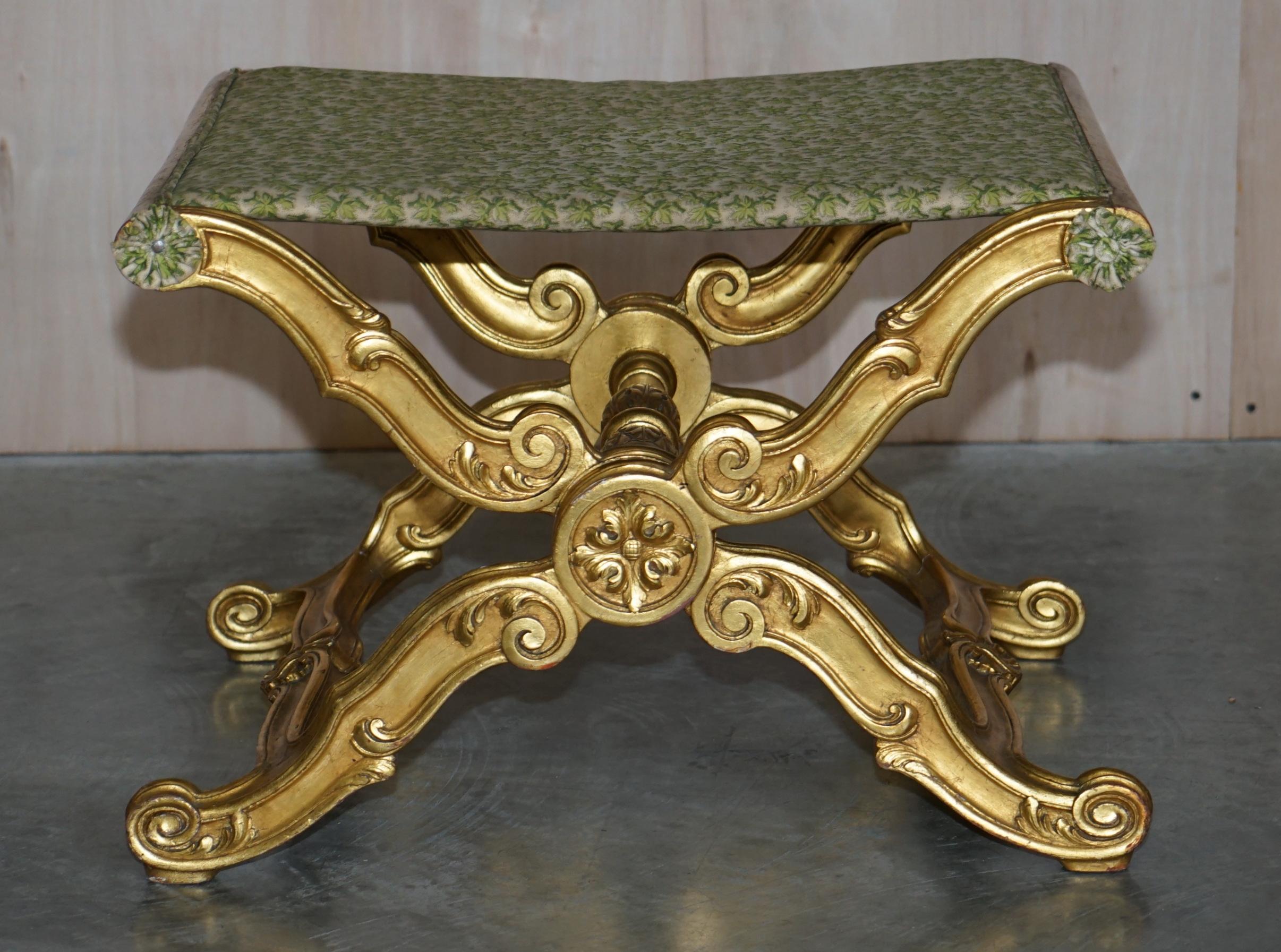 Nous sommes ravis d'offrir à la vente ce charmant tabouret pliant en bois doré du 19ème siècle, sculpté à la main et encadré d'un cadre italien

Une belle pièce bien faite et décorative, qui est en fait assez grande pour son type, la sculpture est