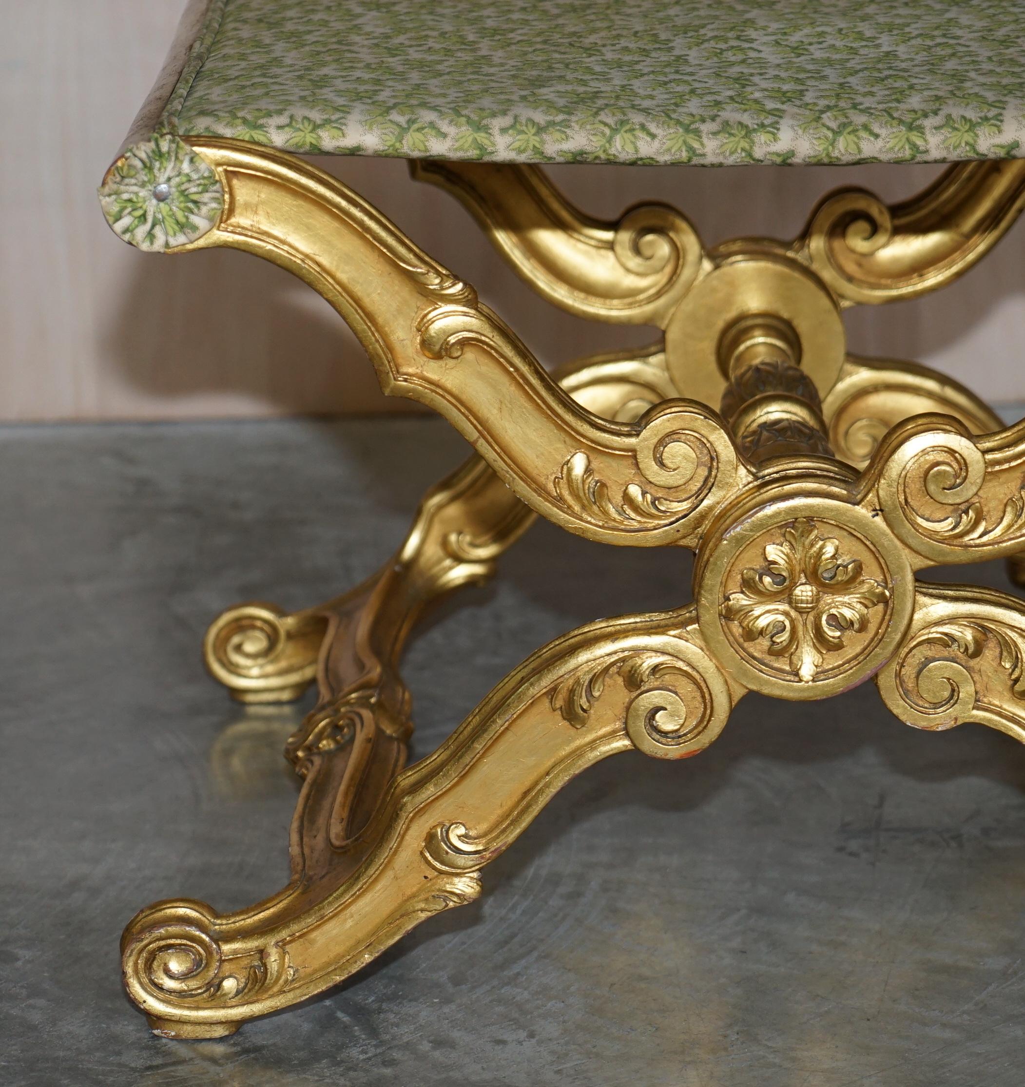 Victorien Superbe tabouret pliant ancien du 19ème siècle en bois doré sculpté à la main avec cadre et pliant en vente