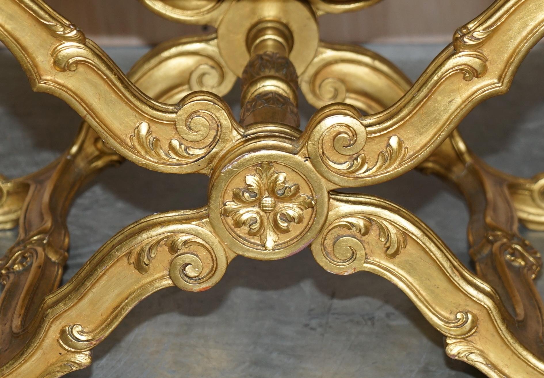 italien Superbe tabouret pliant ancien du 19ème siècle en bois doré sculpté à la main avec cadre et pliant en vente