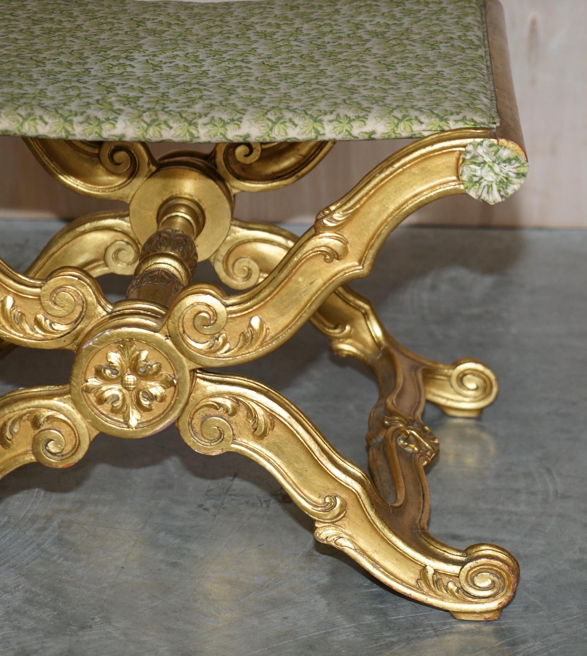 Fait main Superbe tabouret pliant ancien du 19ème siècle en bois doré sculpté à la main avec cadre et pliant en vente