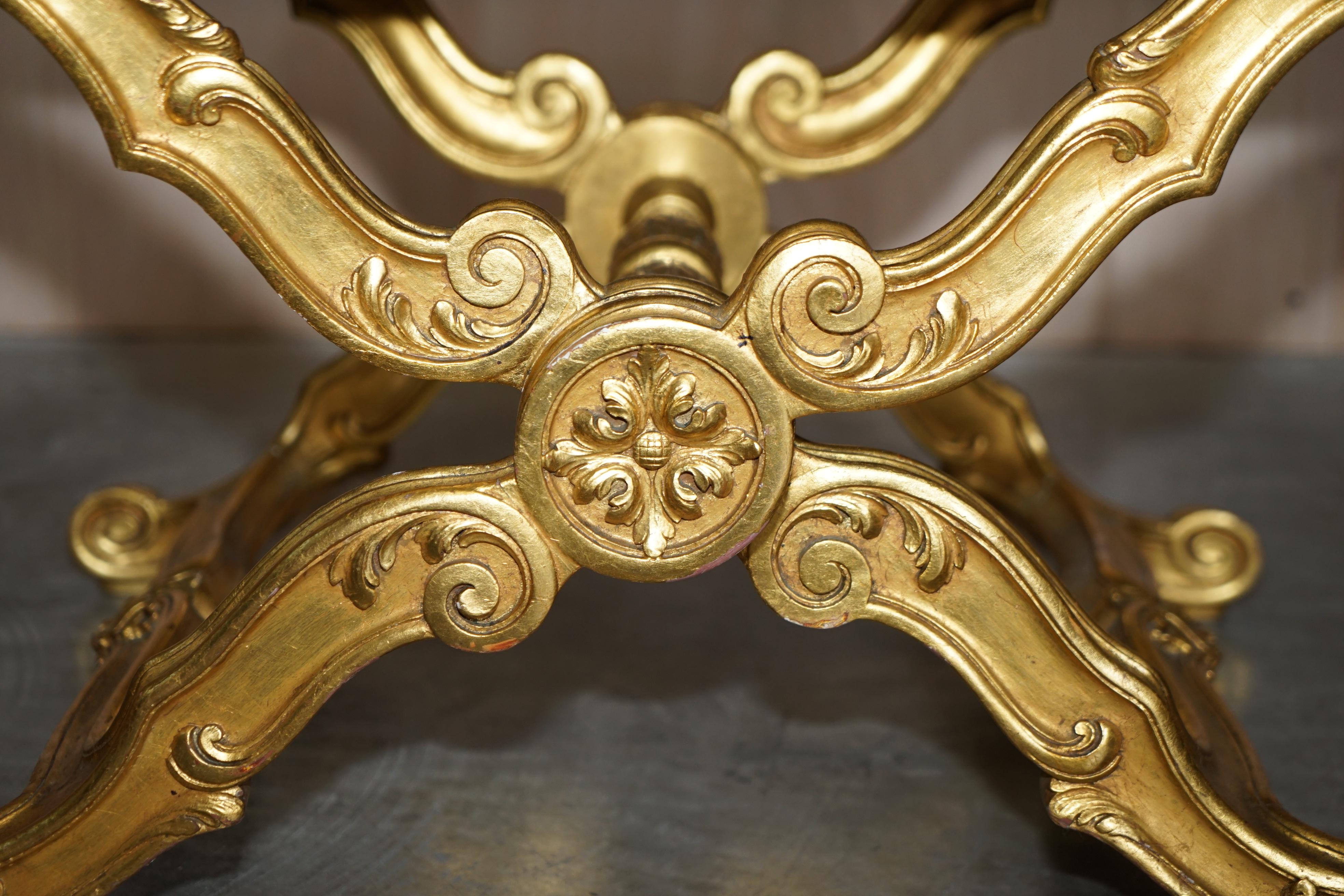 Bois doré Superbe tabouret pliant ancien du 19ème siècle en bois doré sculpté à la main avec cadre et pliant en vente
