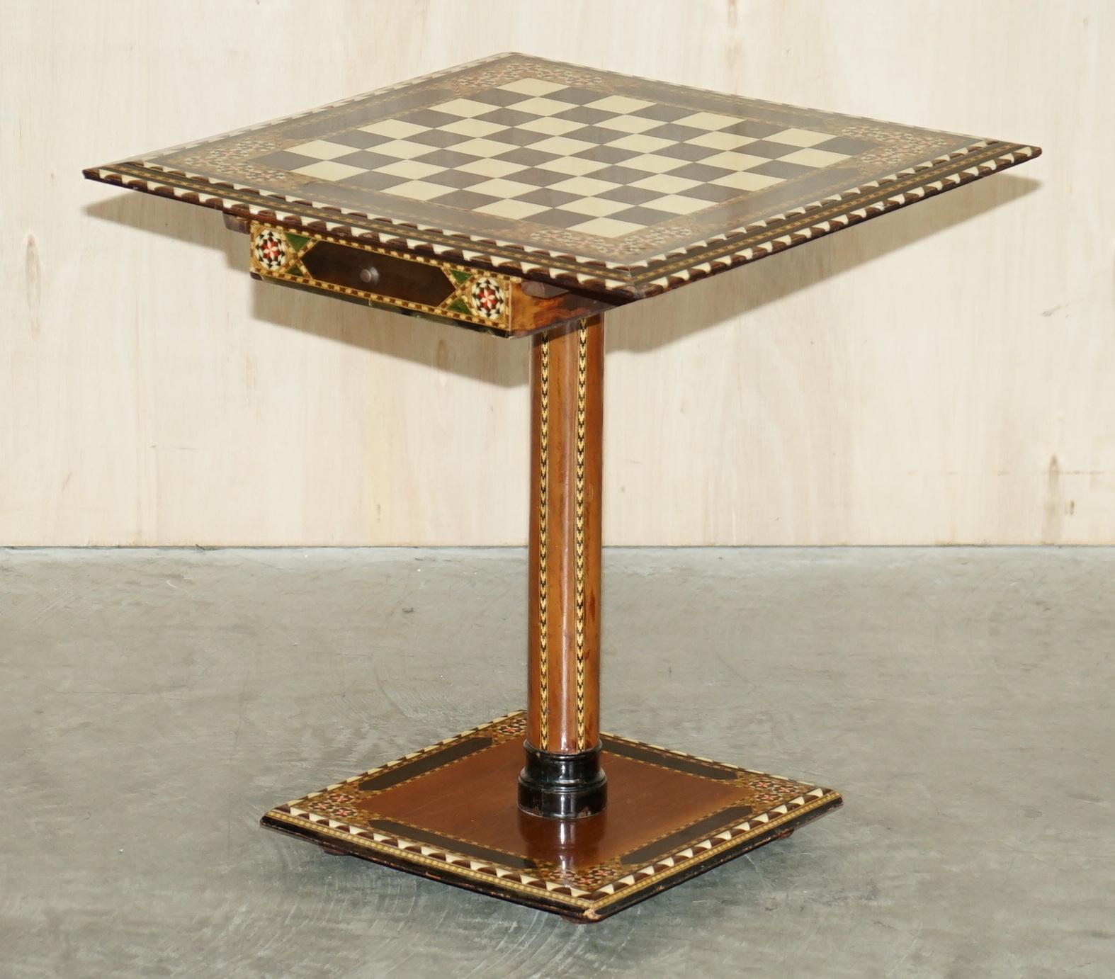 Nous sommes ravis d'offrir à la vente cette exquise table de jeux d'échecs anglo-indienne

Pièce très bien faite et décorative, cette table est de style Régence, fabriquée pendant l'occupation anglaise de l'Inde pour le marché de