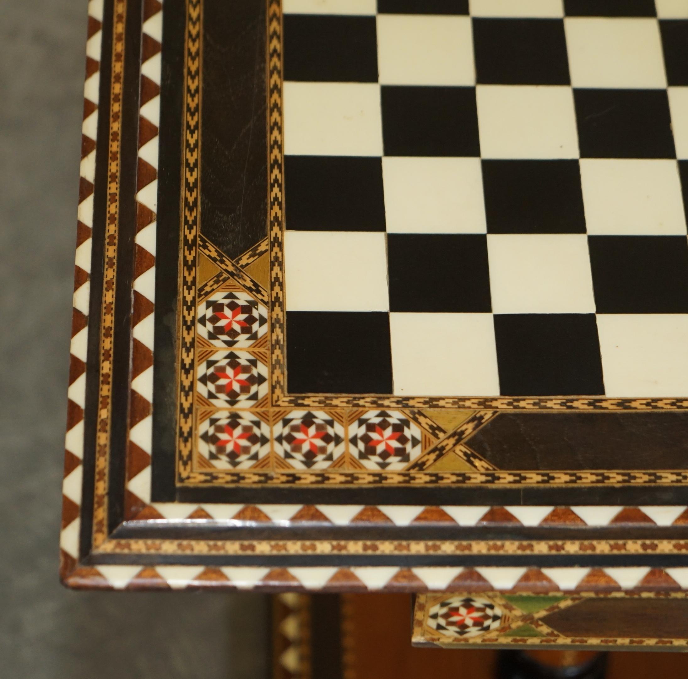 Indien Superbe table de jeu d'échecs anglo-indienne ancienne à deux tiroirs, datant d'environ 1920 en vente