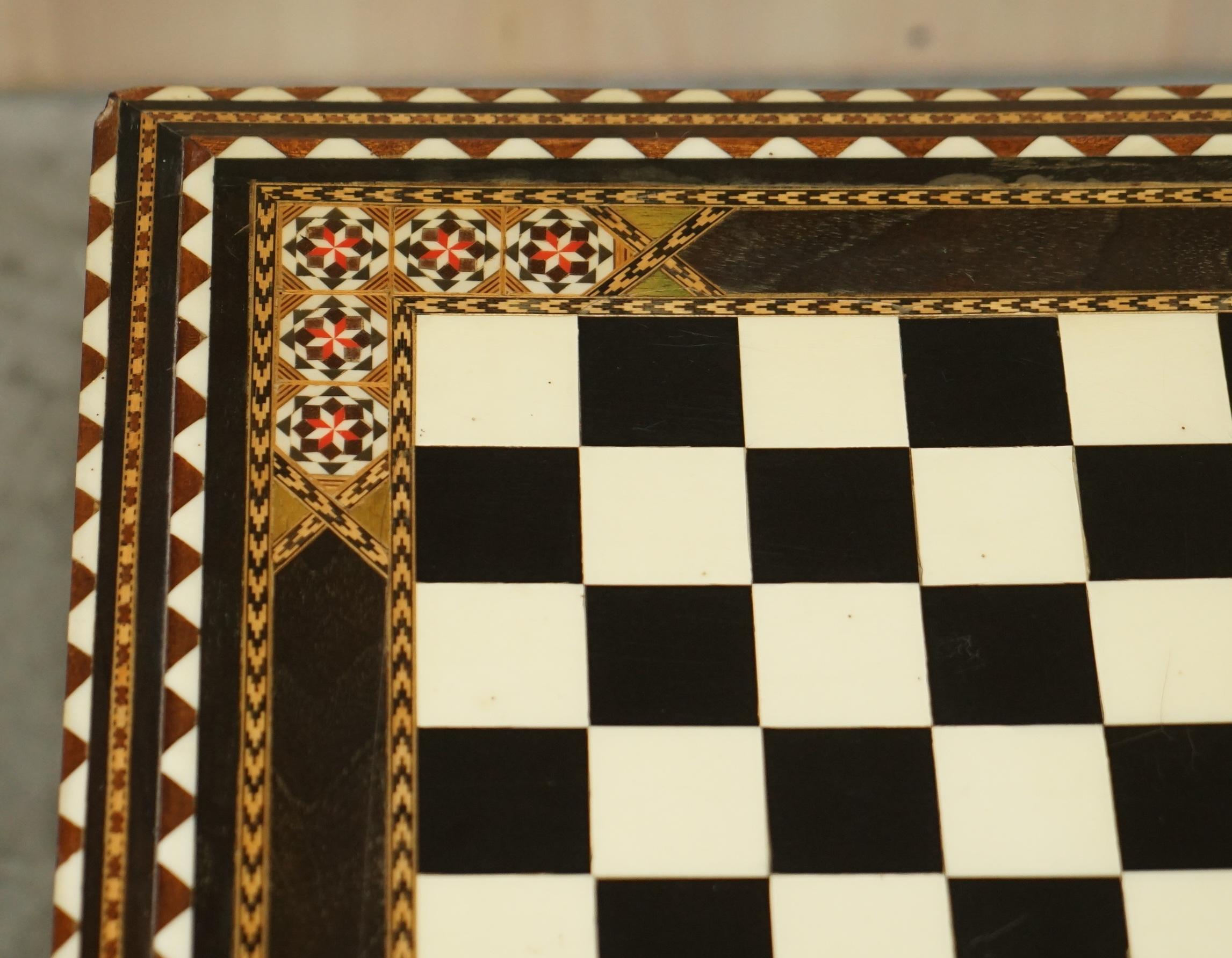 Fait main Superbe table de jeu d'échecs anglo-indienne ancienne à deux tiroirs, datant d'environ 1920 en vente