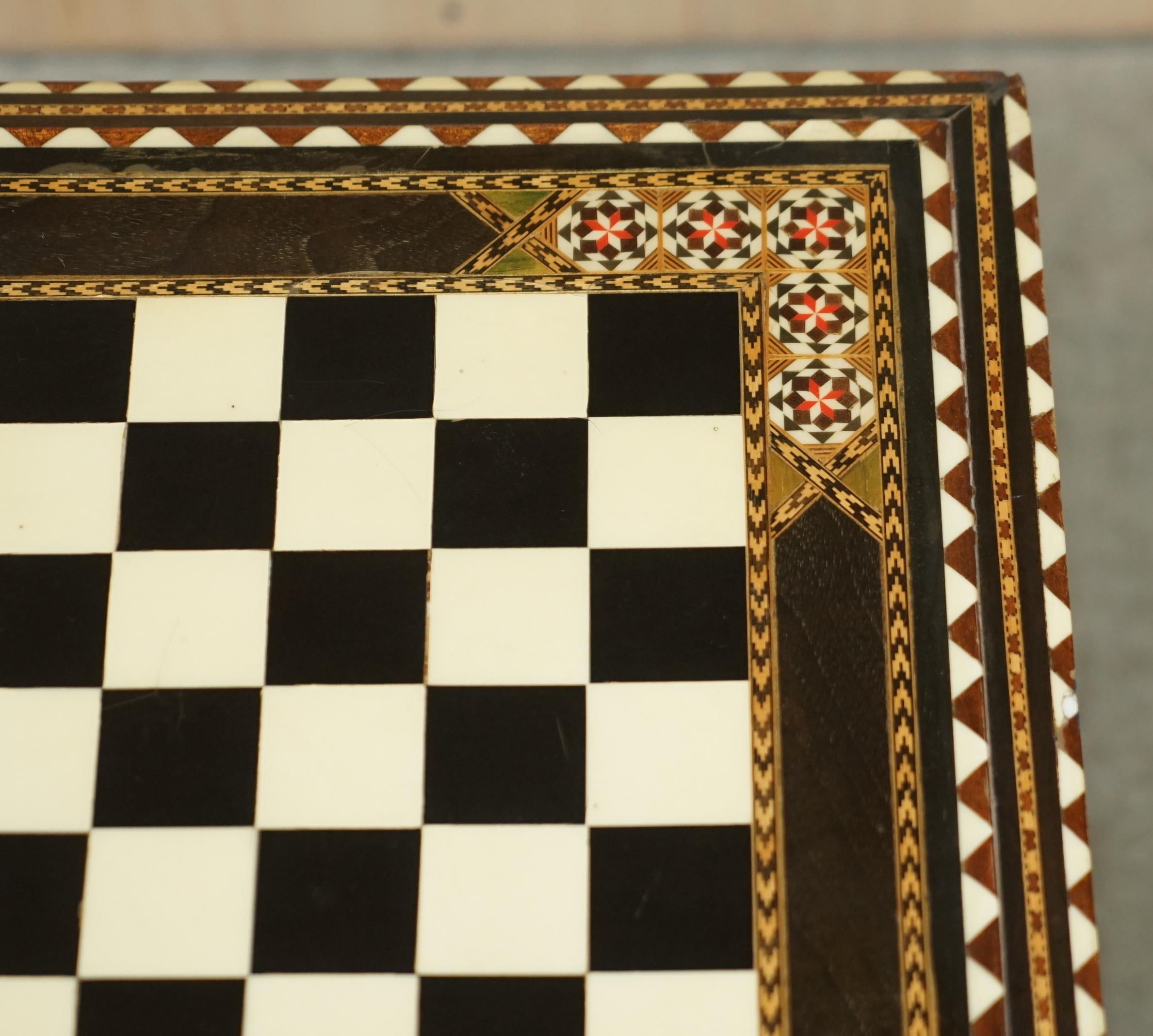 Superbe table de jeu d'échecs anglo-indienne ancienne à deux tiroirs, datant d'environ 1920 Bon état - En vente à West Sussex, Pulborough