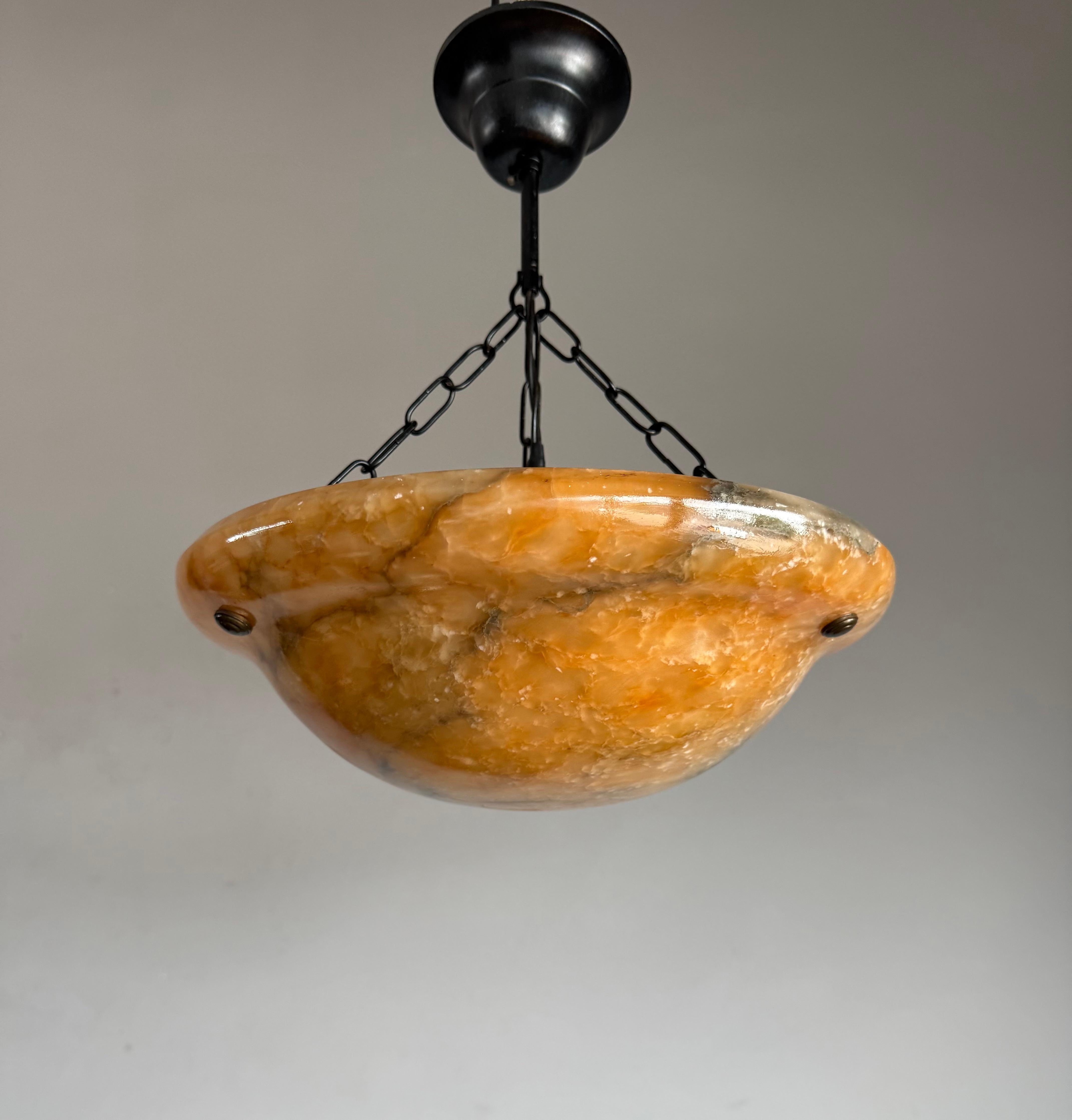 Great & small shape and warmest colors, alabaster light fixture.

Looking for a light that brings both character and warmth to your home? This stunning alabaster pendant could be just the one. What makes it truly special are the natural veins and