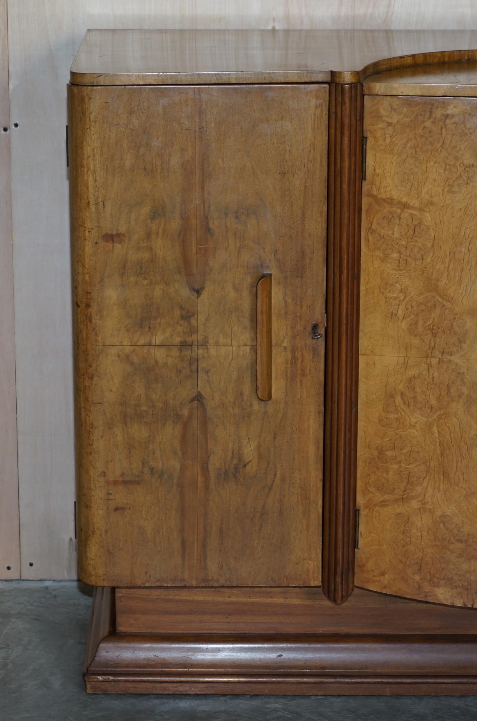 Atemberaubendes antikes Art-Déco-Sideboard aus Wurzelnussholz mit Schubladen und Getränkeschrank (Art déco) im Angebot