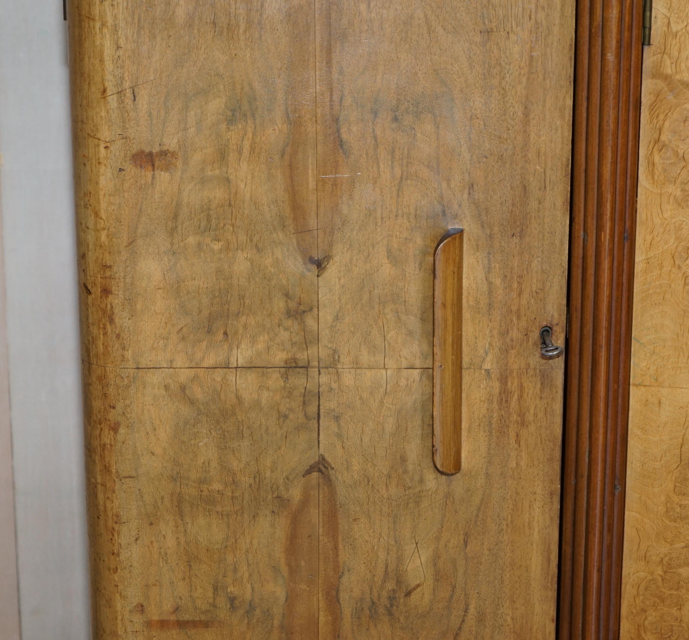 Atemberaubendes antikes Art-Déco-Sideboard aus Wurzelnussholz mit Schubladen und Getränkeschrank (Englisch) im Angebot