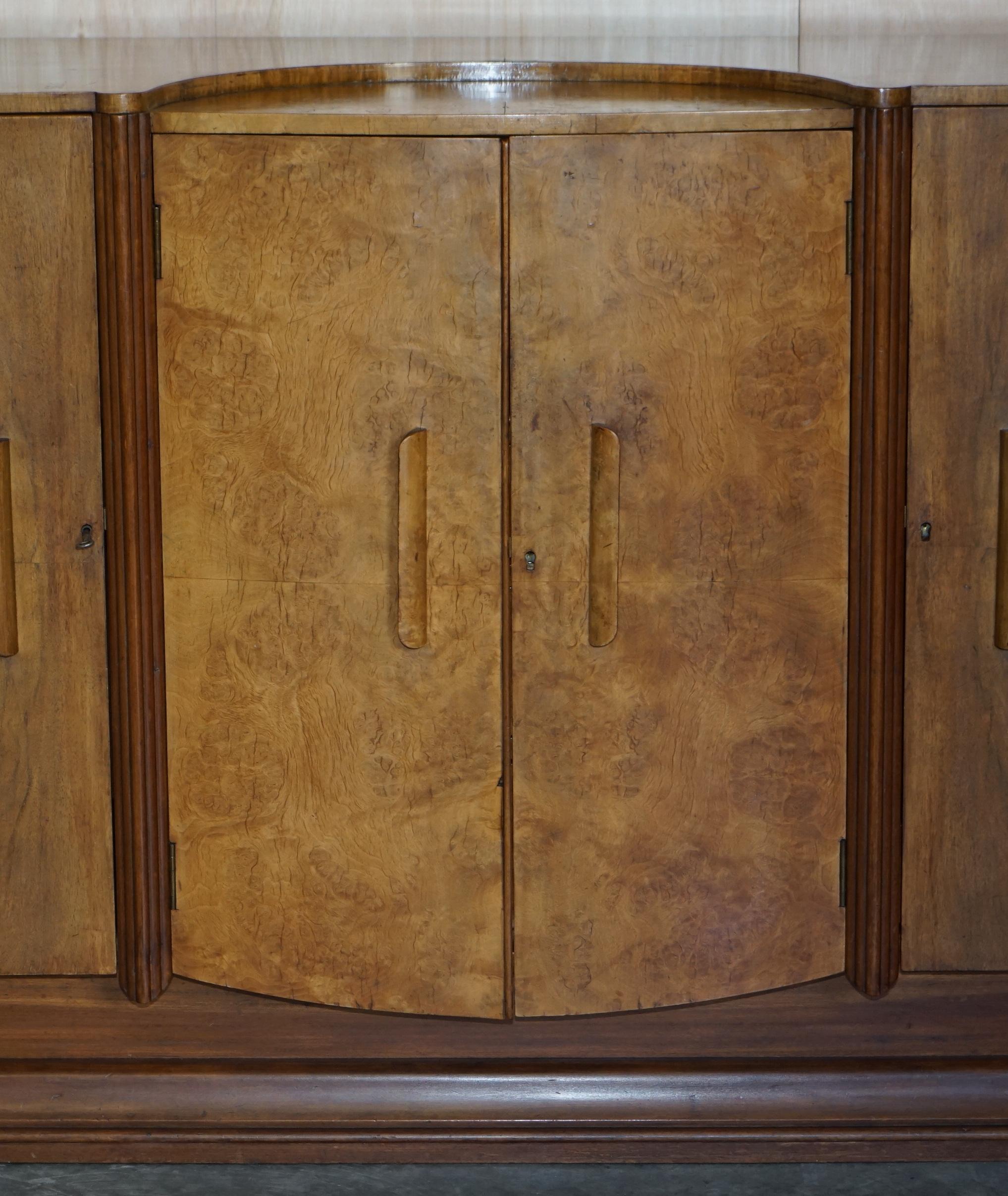 Atemberaubendes antikes Art-Déco-Sideboard aus Wurzelnussholz mit Schubladen und Getränkeschrank (Handgefertigt) im Angebot