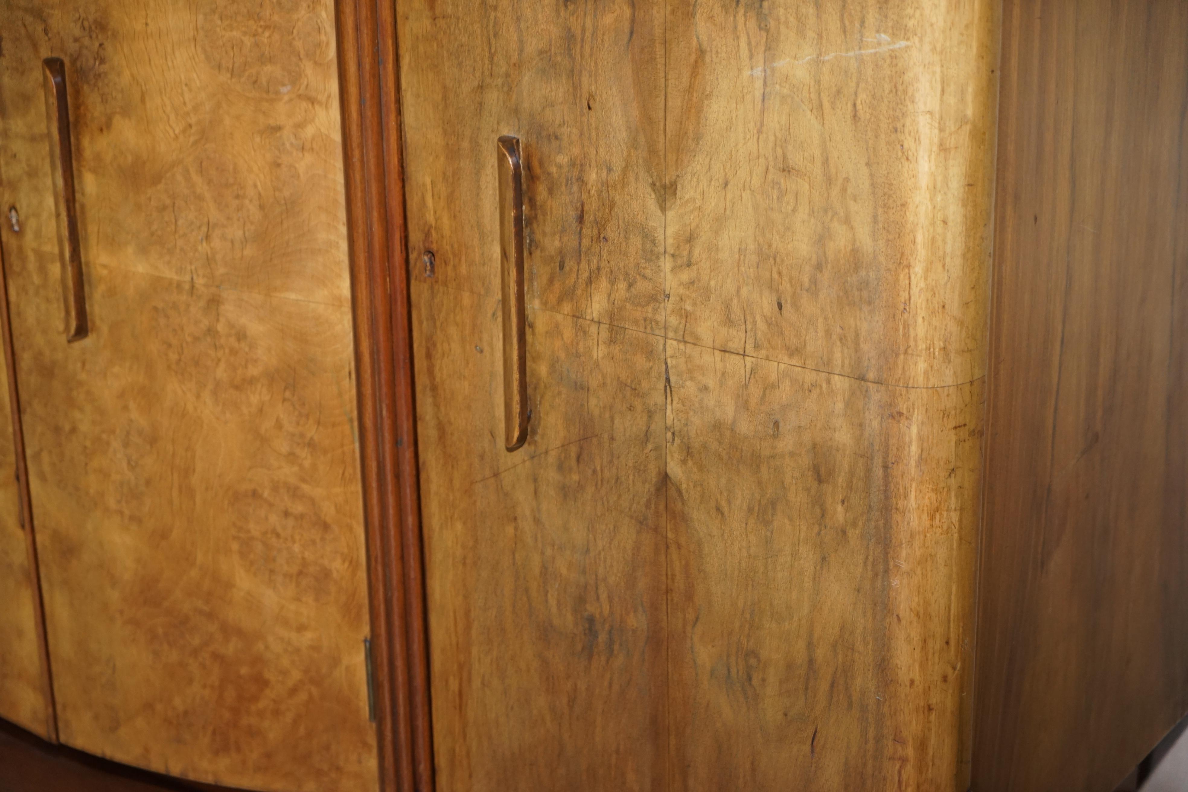 Atemberaubendes antikes Art-Déco-Sideboard aus Wurzelnussholz mit Schubladen und Getränkeschrank im Angebot 1