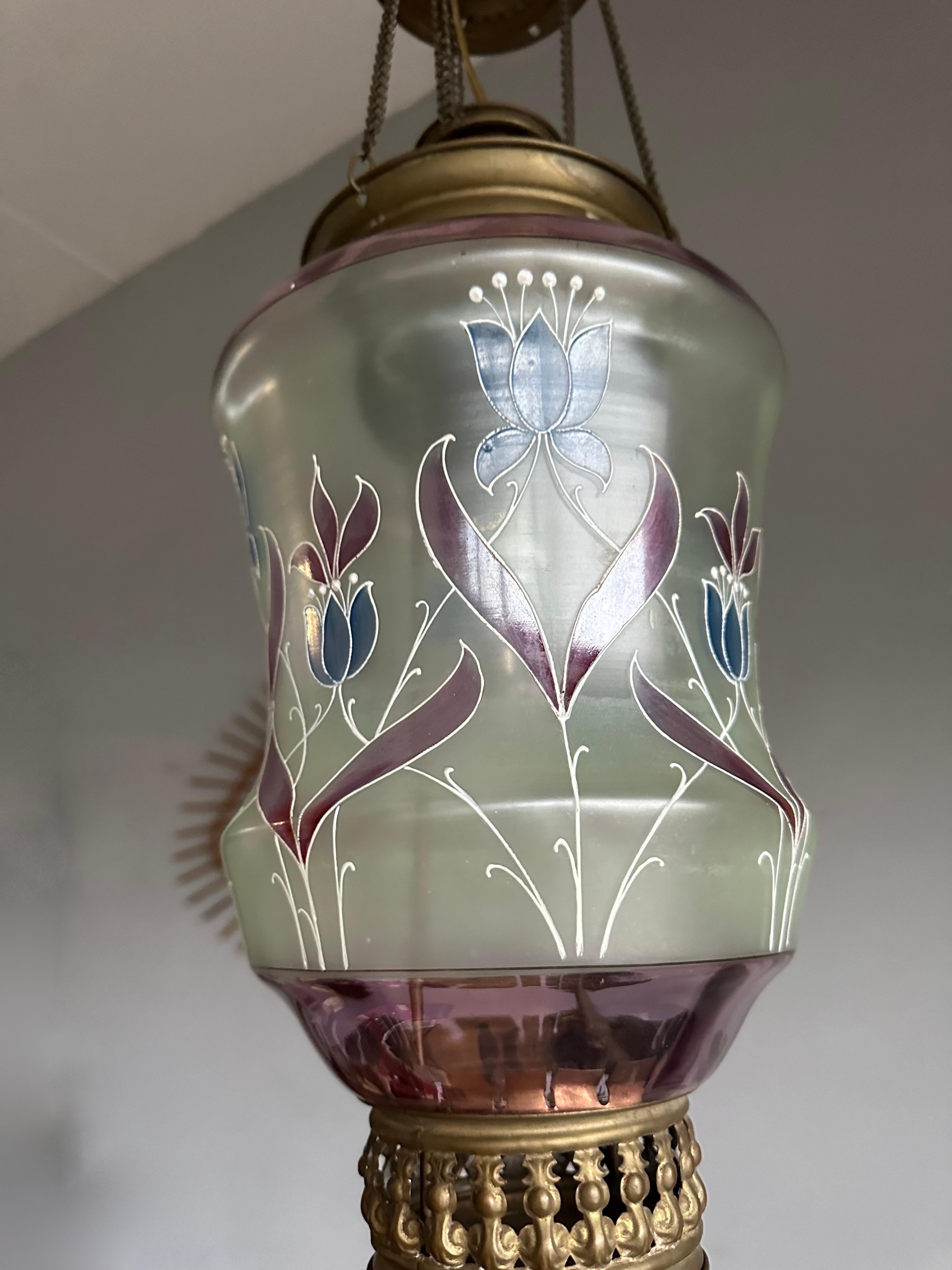 Arts and Crafts Superbe pendentif/lanterne d'antiquités Arts & Crafts en laiton et verre d'art soufflé à la bouche en vente