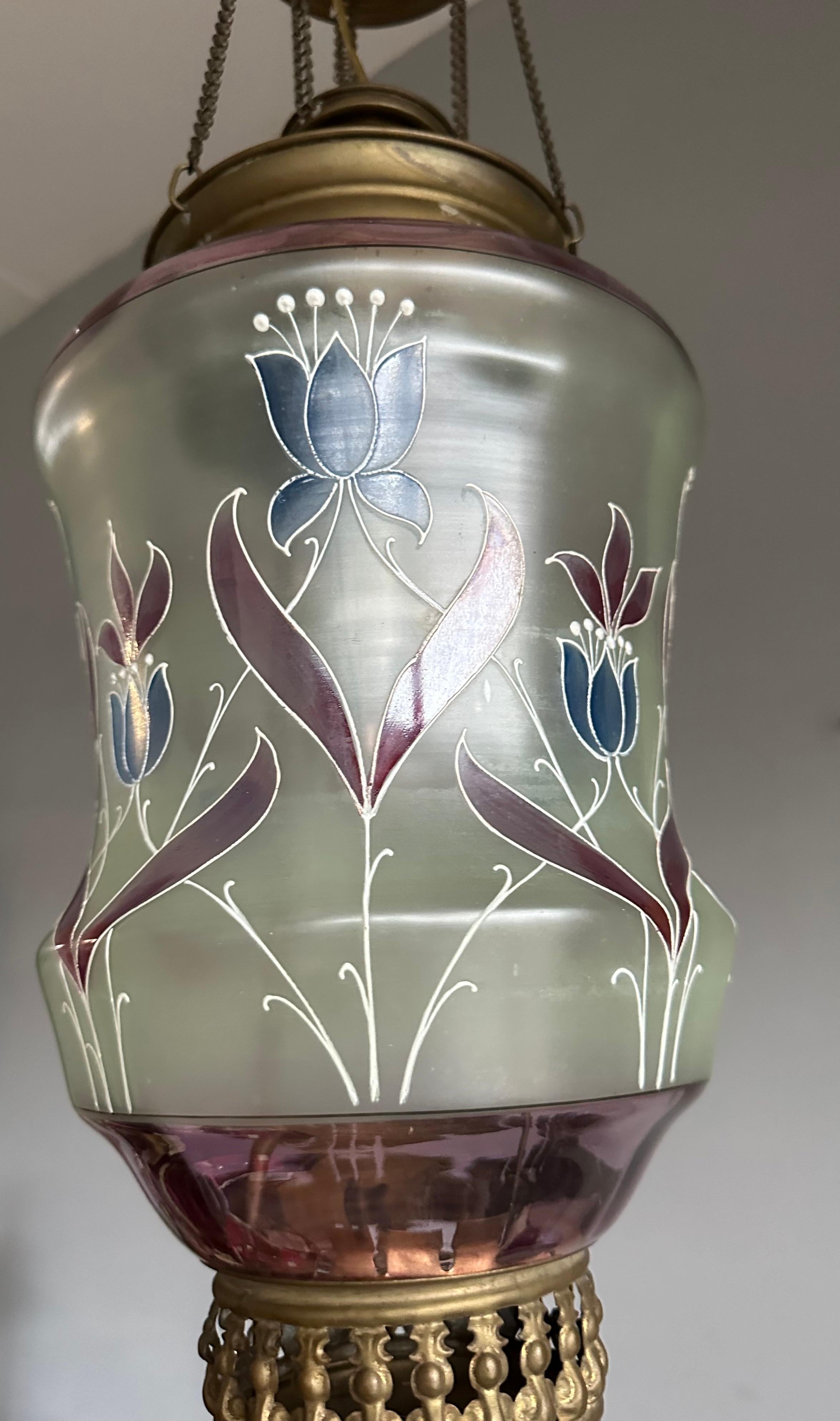 20ième siècle Superbe pendentif/lanterne d'antiquités Arts & Crafts en laiton et verre d'art soufflé à la bouche en vente