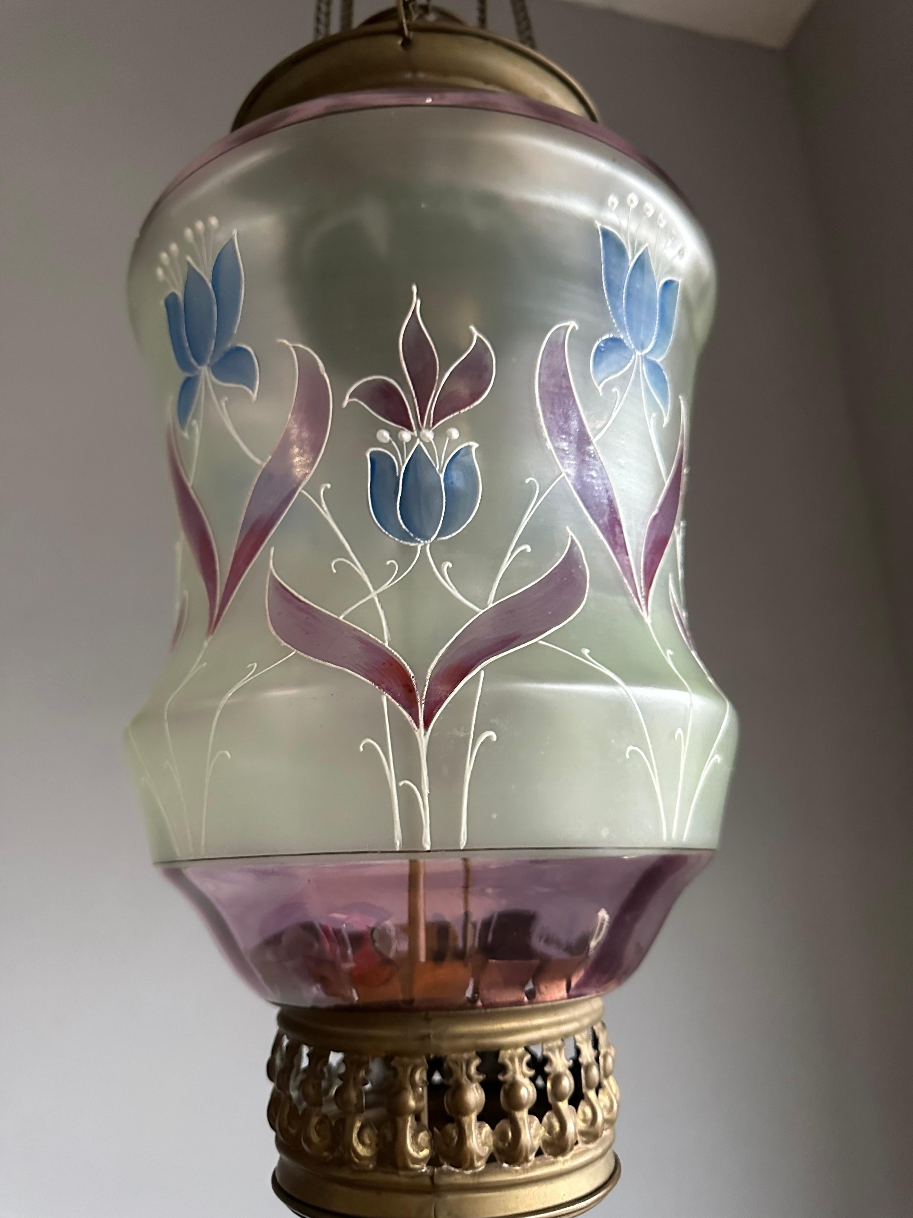 Peinture Superbe pendentif/lanterne d'antiquités Arts & Crafts en laiton et verre d'art soufflé à la bouche en vente