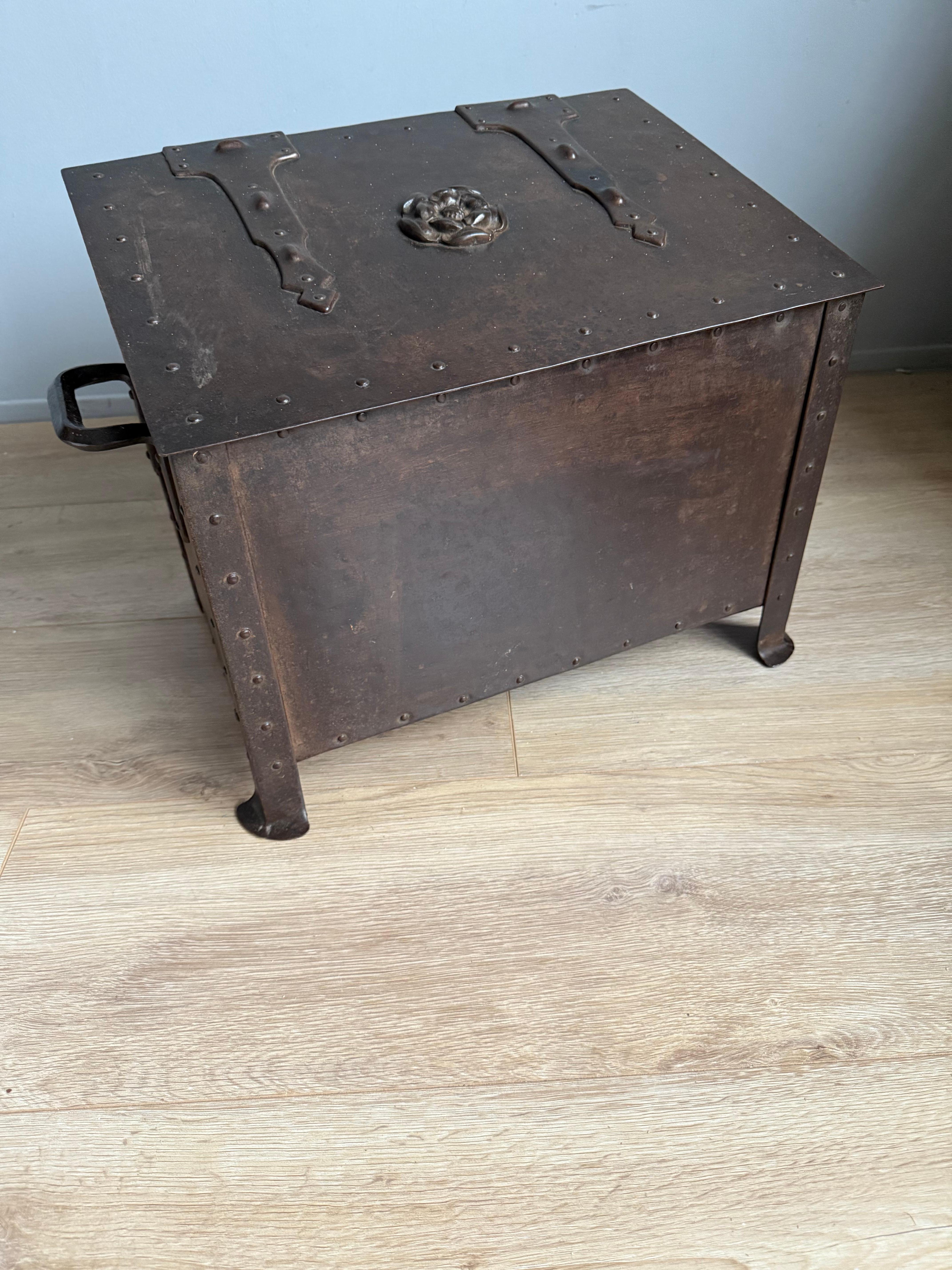 Splendida cassaforte in bronzo di arte e artigianato, secchio per legna da ardere con. Rosa Tudor in vendita 2