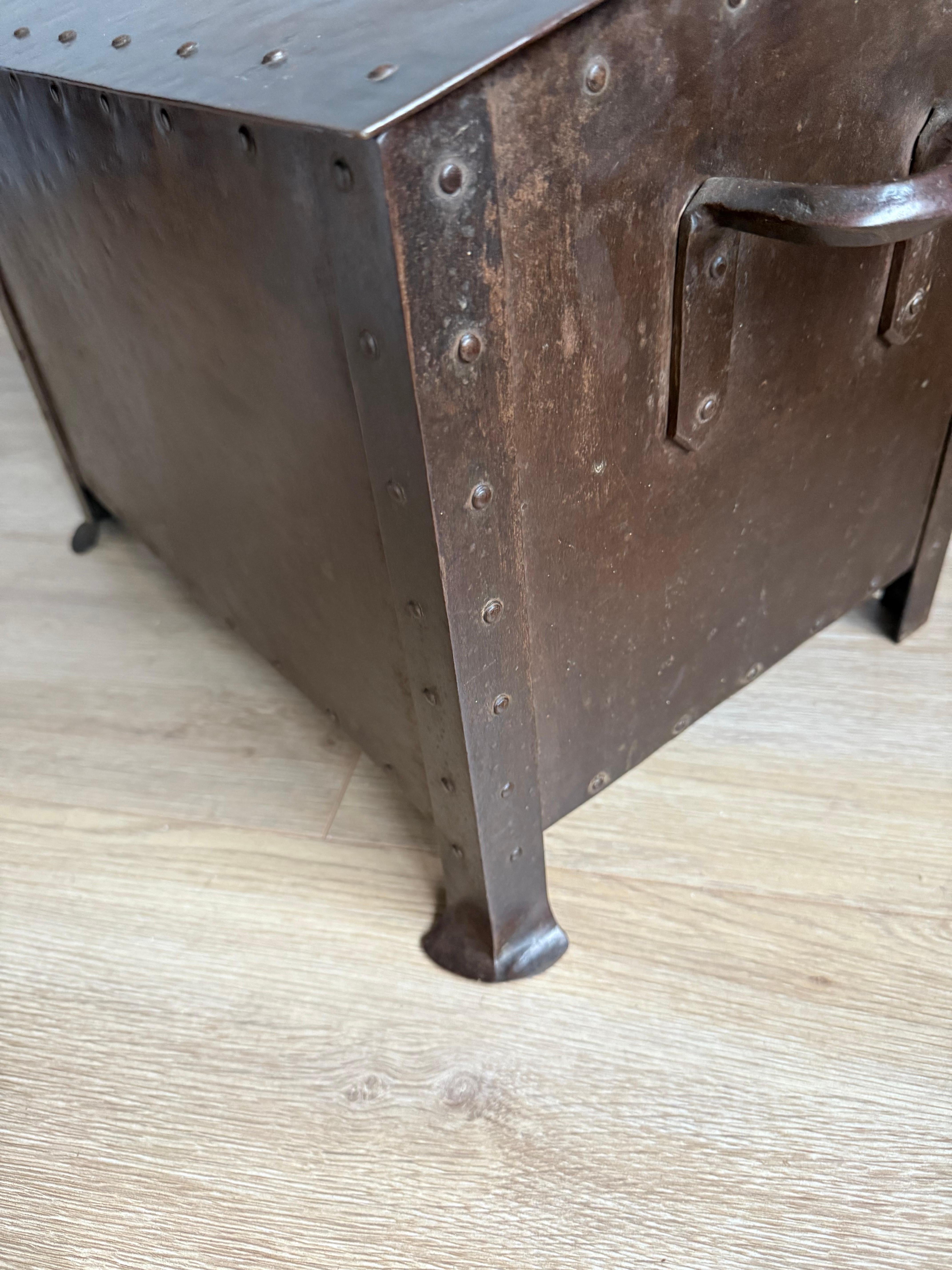 Splendida cassaforte in bronzo di arte e artigianato, secchio per legna da ardere con. Rosa Tudor in vendita 3
