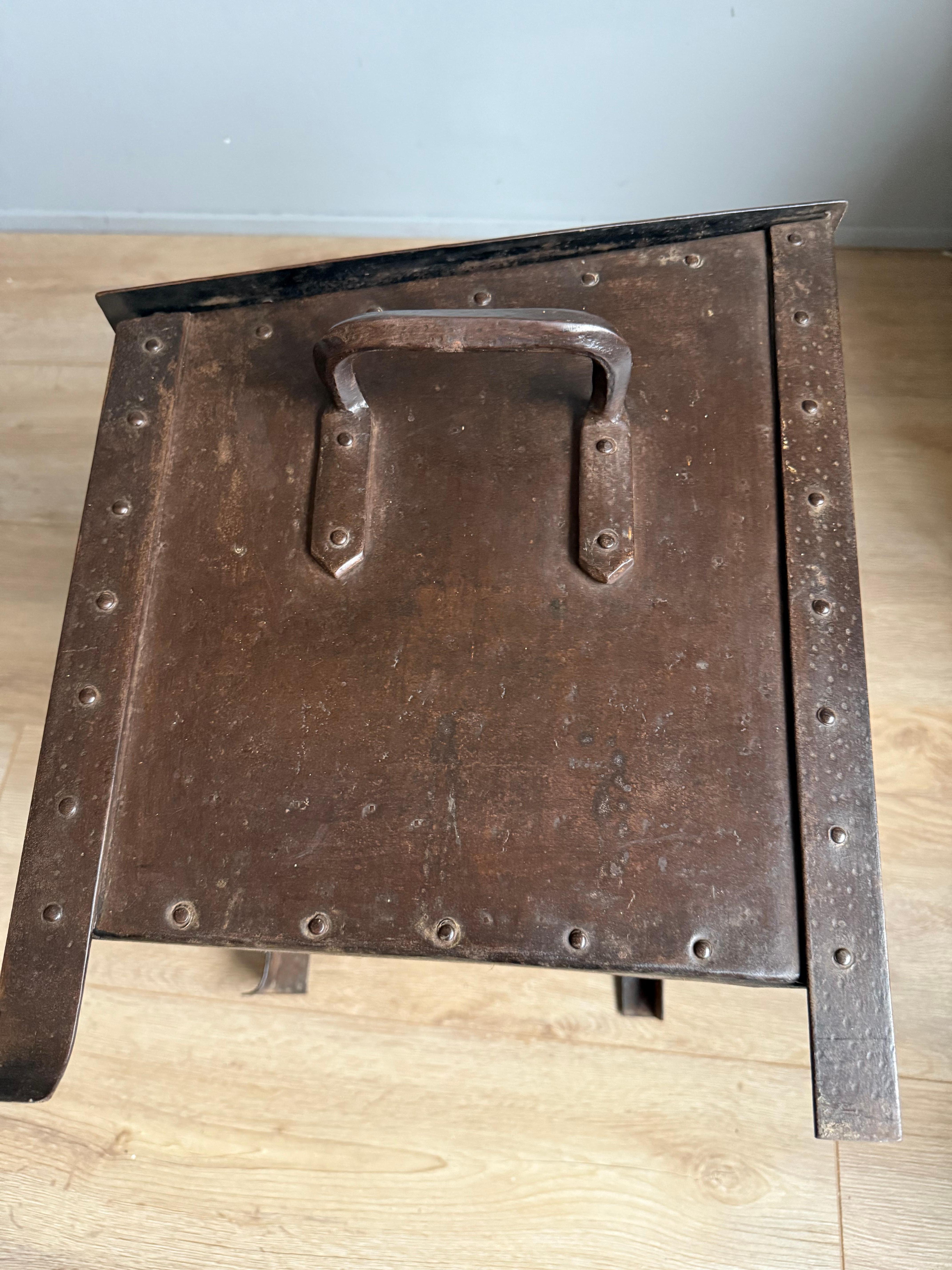 Splendida cassaforte in bronzo di arte e artigianato, secchio per legna da ardere con. Rosa Tudor in vendita 8