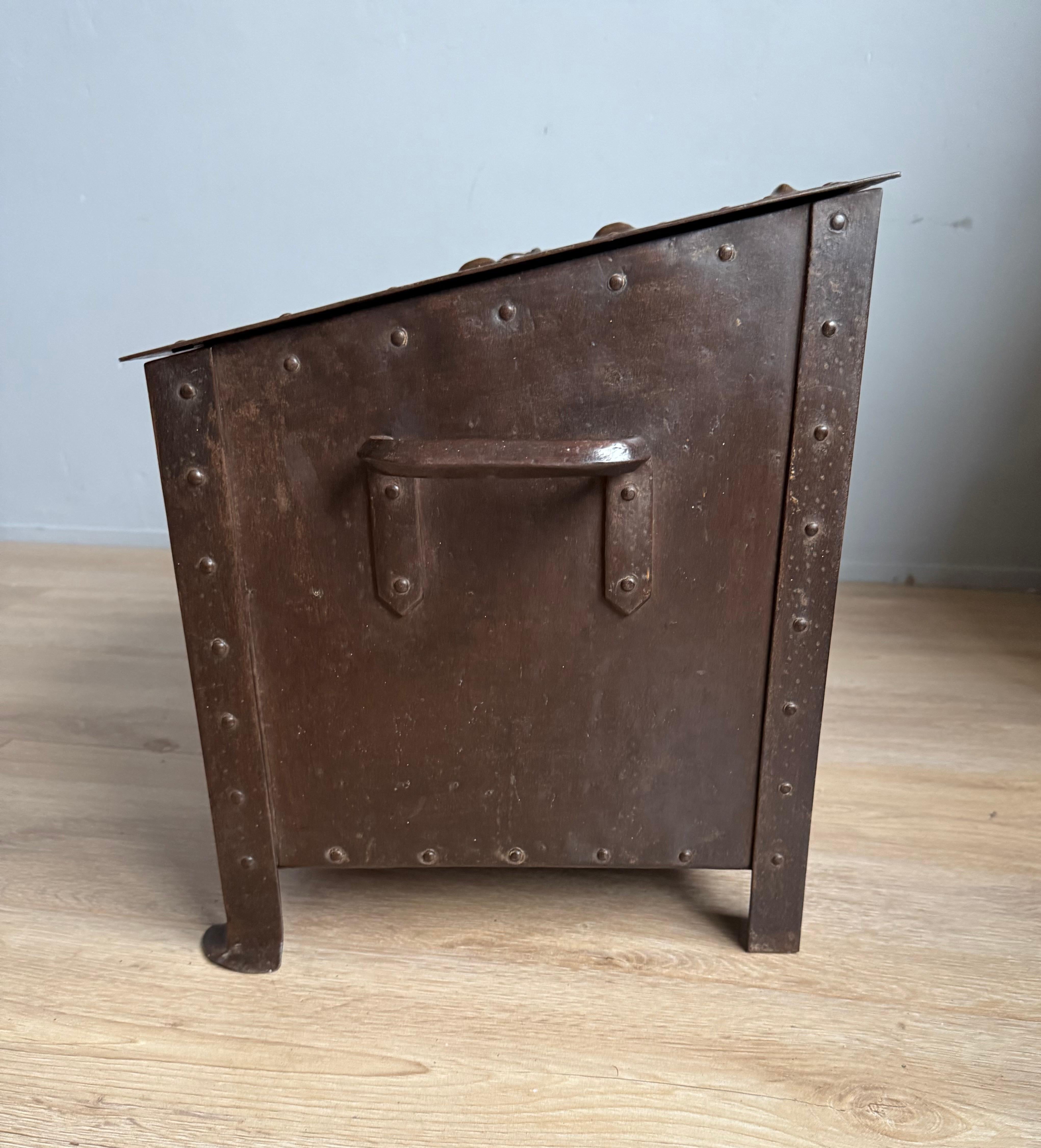 Splendida cassaforte in bronzo di arte e artigianato, secchio per legna da ardere con. Rosa Tudor in vendita 9