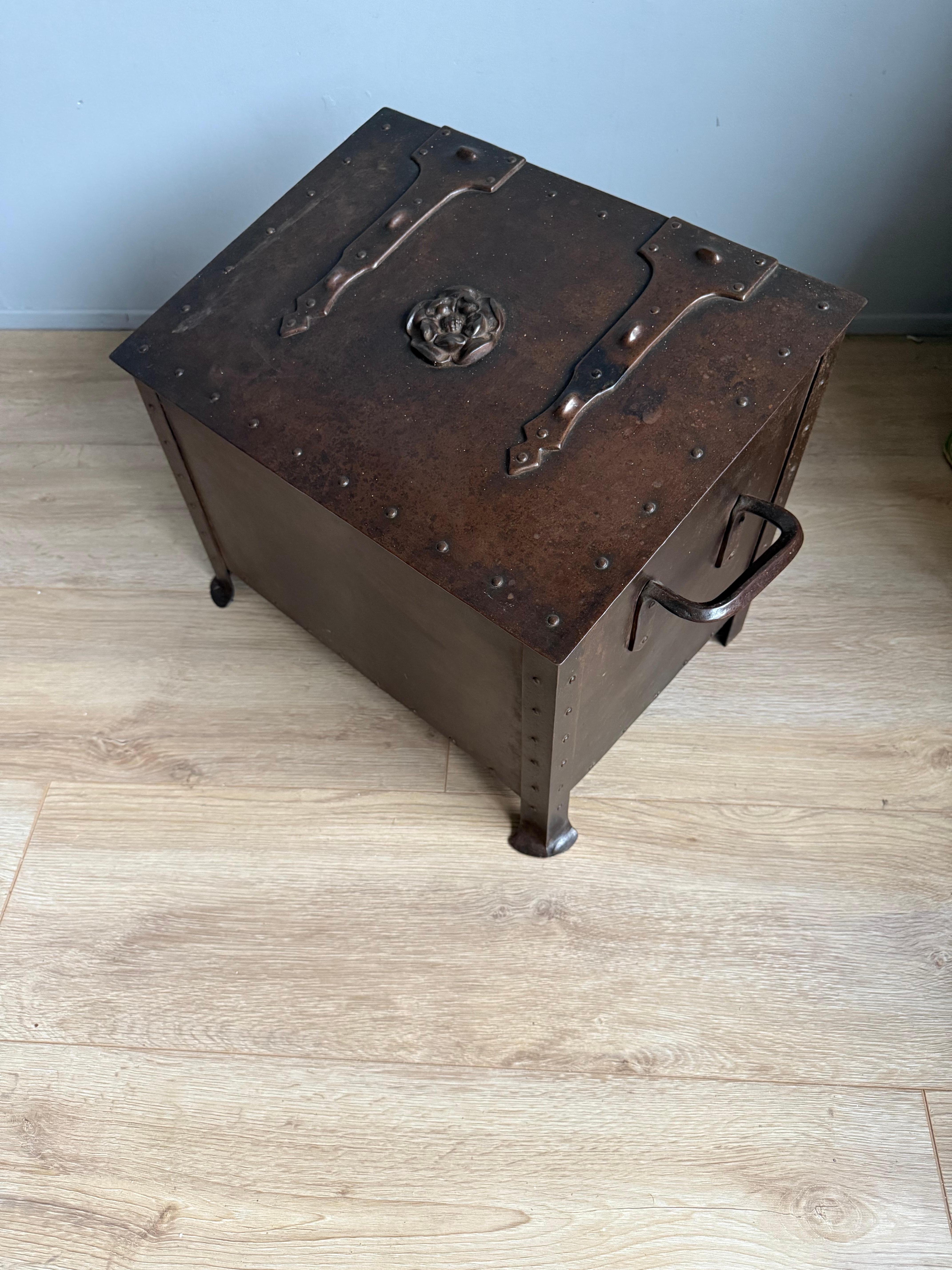 Splendida cassaforte in bronzo di arte e artigianato, secchio per legna da ardere con. Rosa Tudor in vendita 10