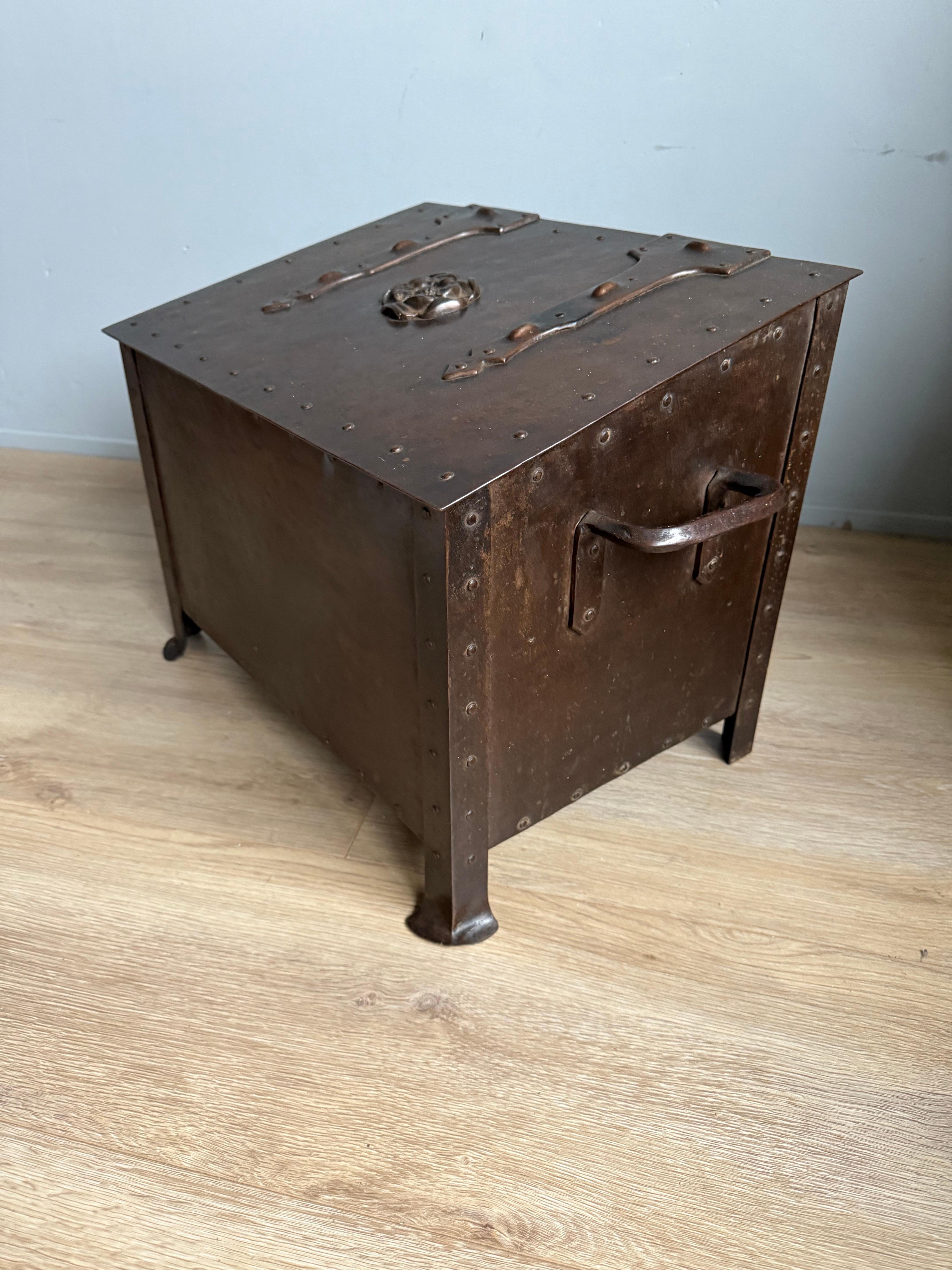 Secchio per legna da ardere in ferro battuto dal design raro e artigianale.

Solo se fossi una persona facoltosa in Europa alla fine del 1800, potresti permetterti questo secchio per legna da ardere grande, imponente e interamente realizzato a mano.