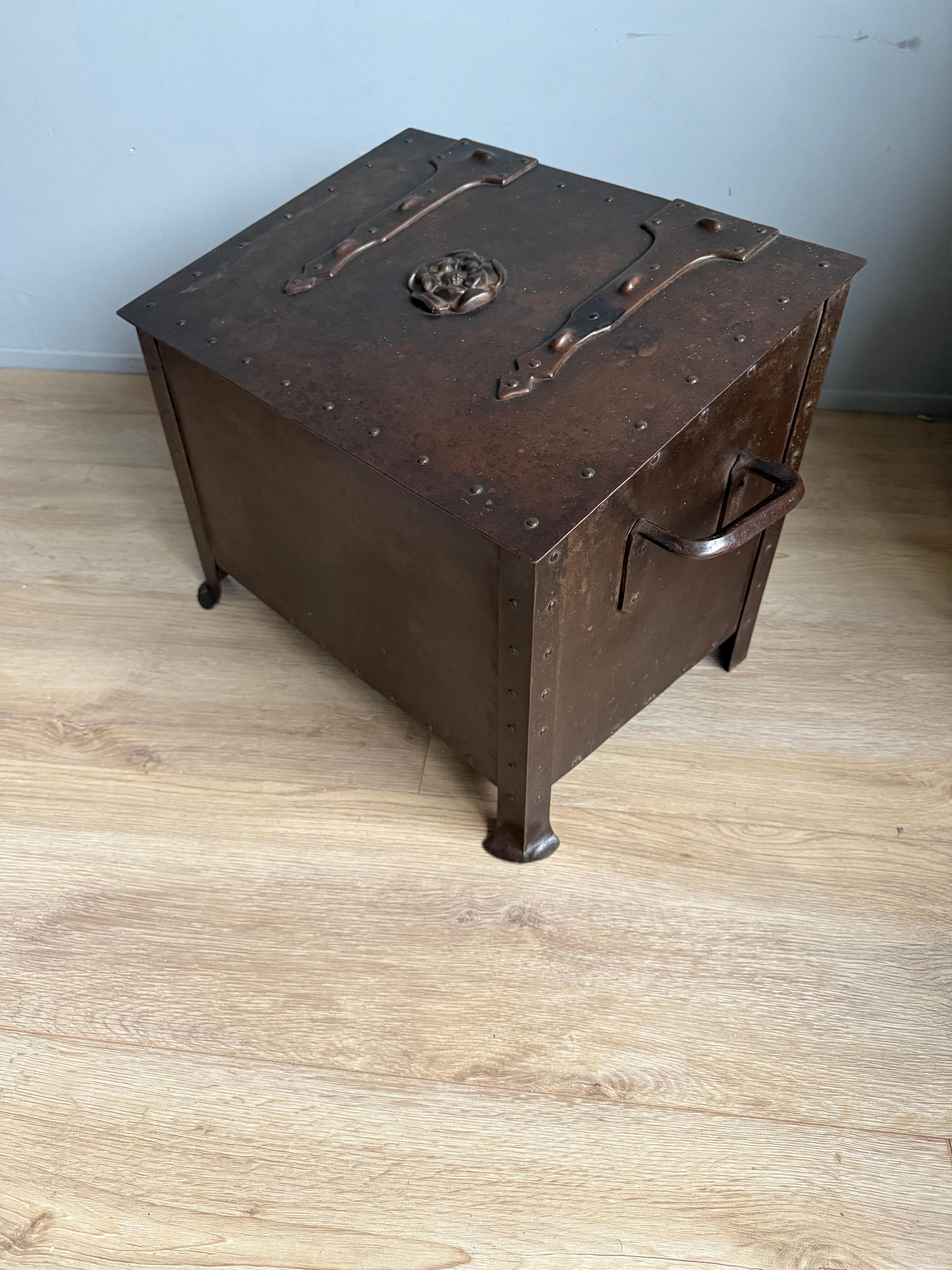 Europeo Splendida cassaforte in bronzo di arte e artigianato, secchio per legna da ardere con. Rosa Tudor in vendita