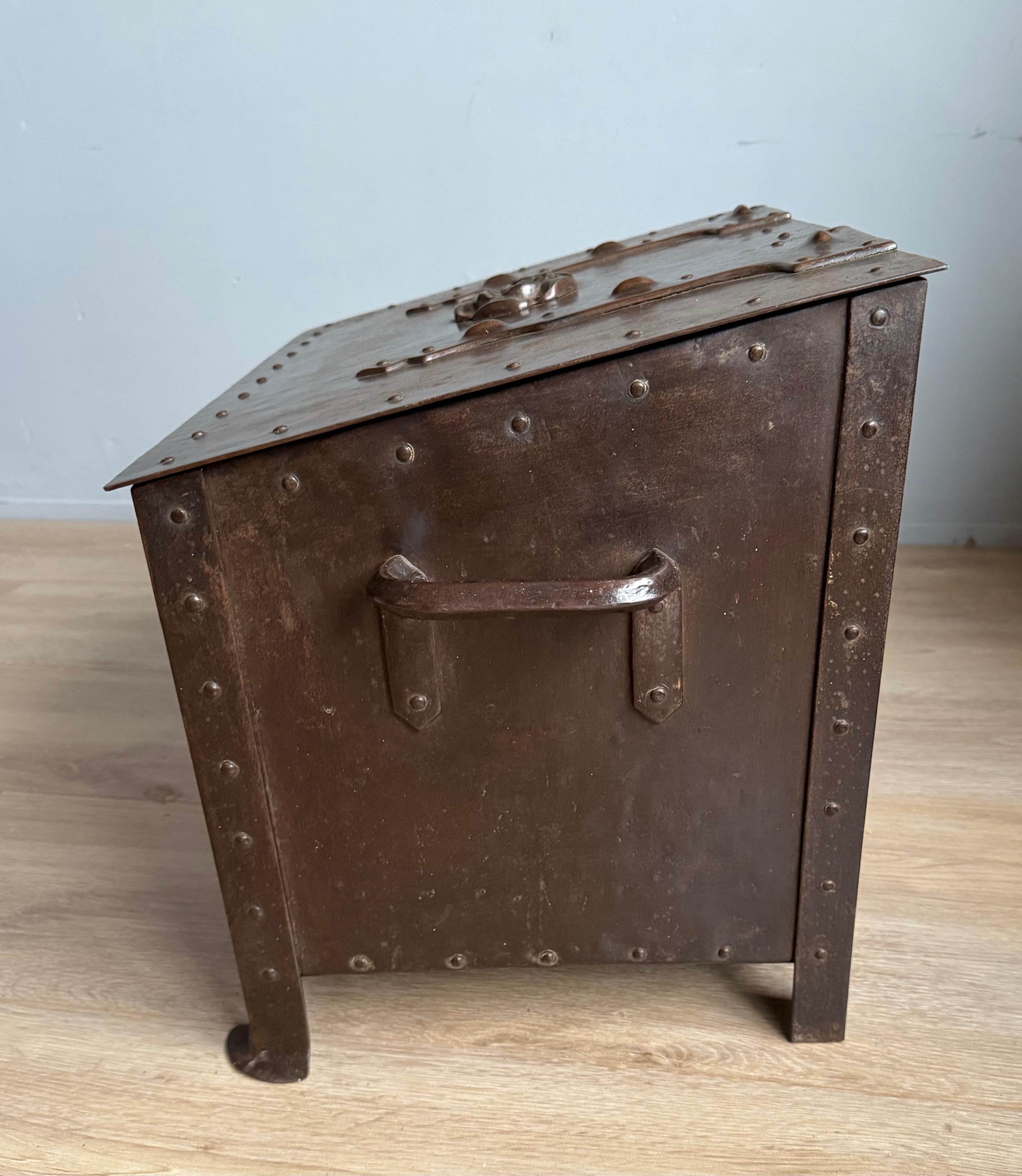 Calco Splendida cassaforte in bronzo di arte e artigianato, secchio per legna da ardere con. Rosa Tudor in vendita