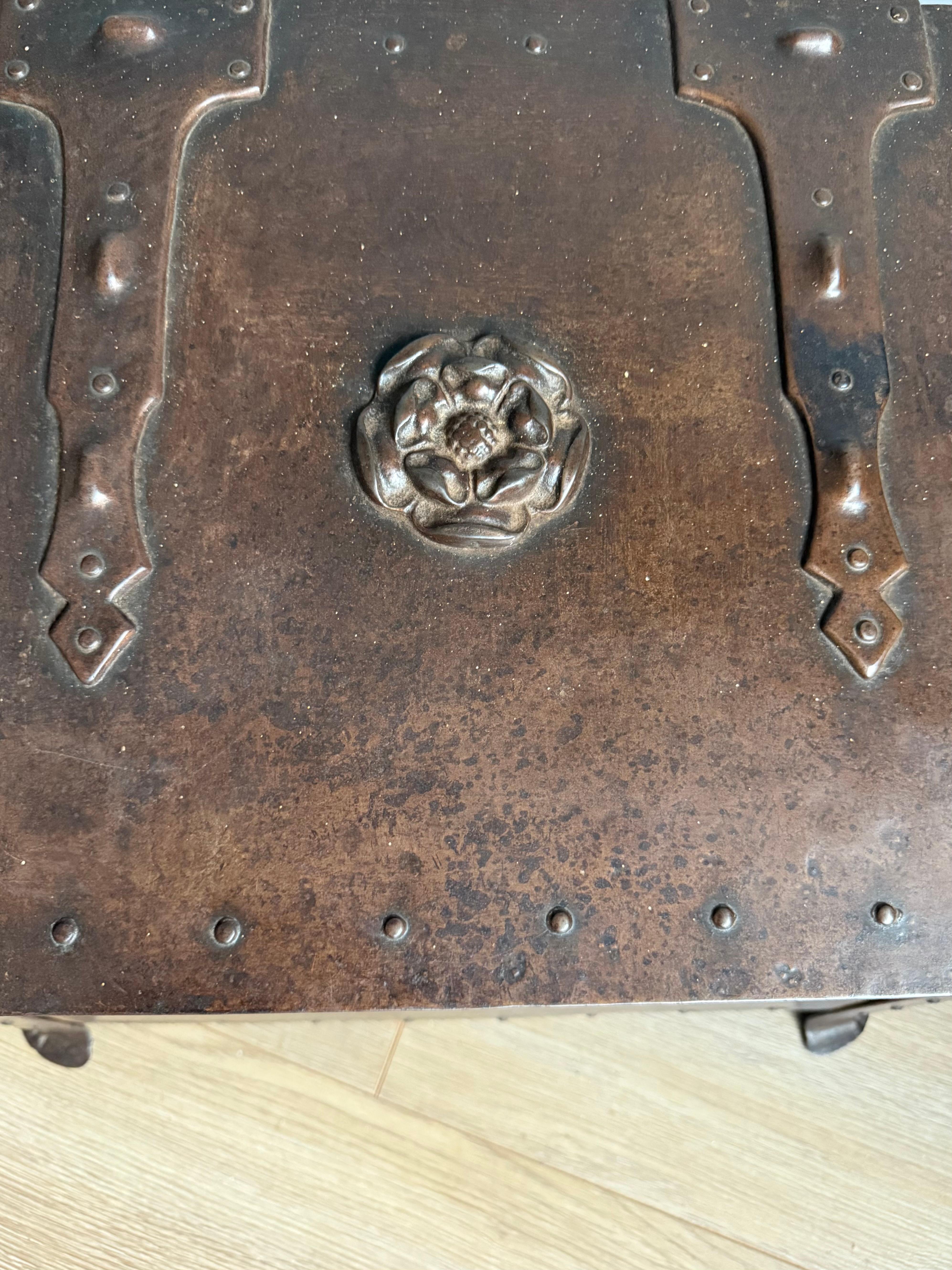 XIX secolo Splendida cassaforte in bronzo di arte e artigianato, secchio per legna da ardere con. Rosa Tudor in vendita
