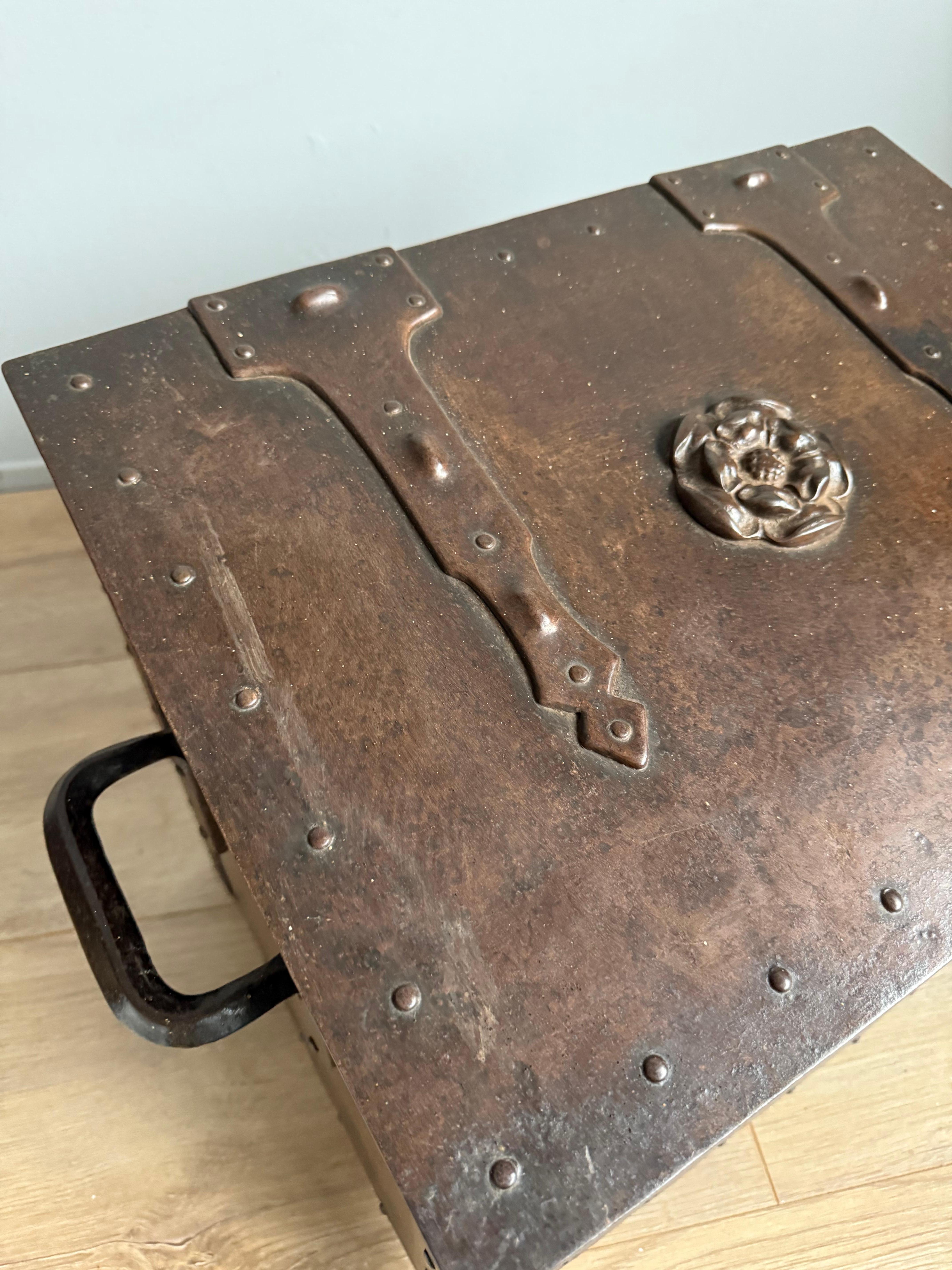 Ferro battuto Splendida cassaforte in bronzo di arte e artigianato, secchio per legna da ardere con. Rosa Tudor in vendita