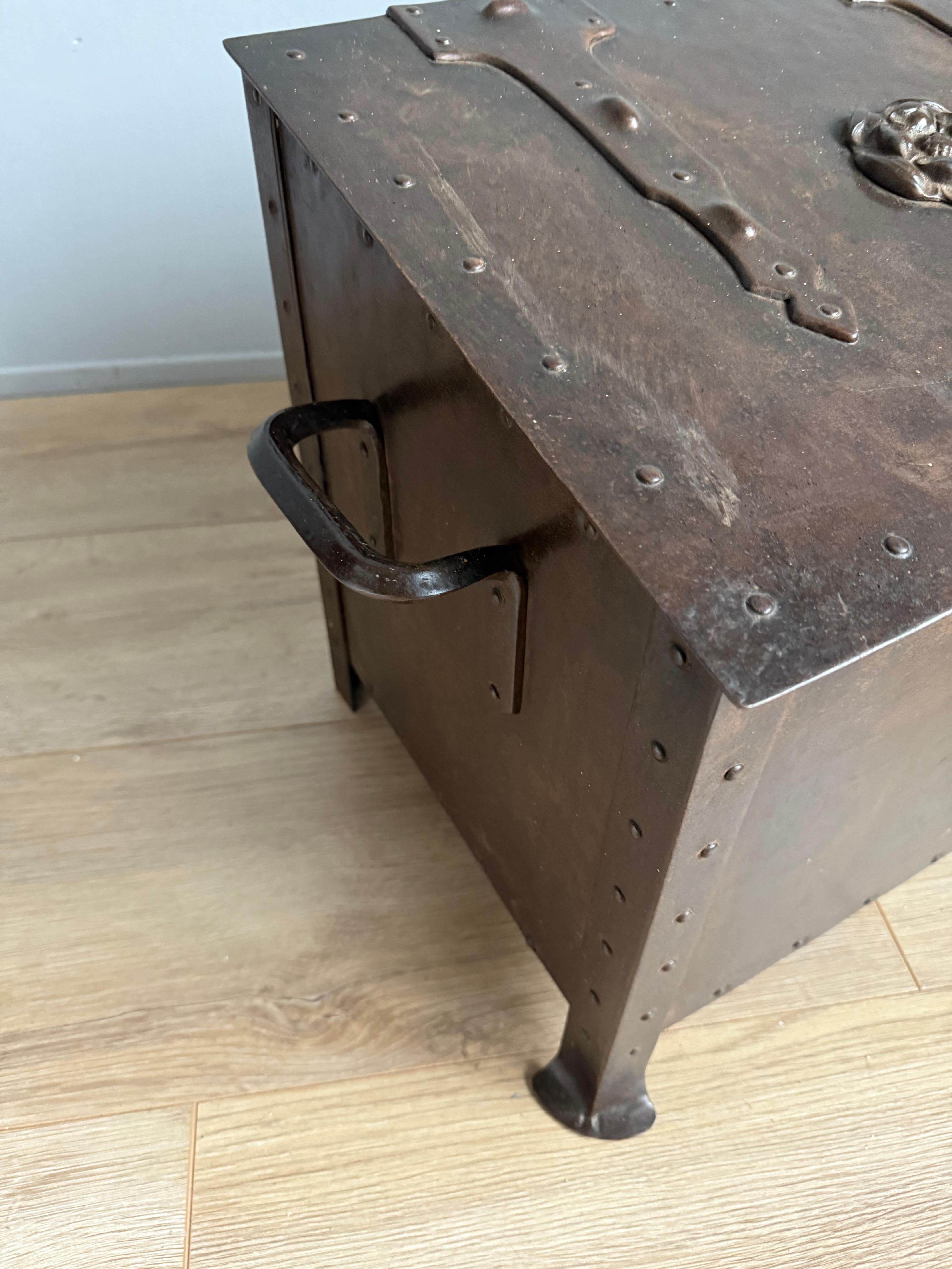 Splendida cassaforte in bronzo di arte e artigianato, secchio per legna da ardere con. Rosa Tudor in vendita 1
