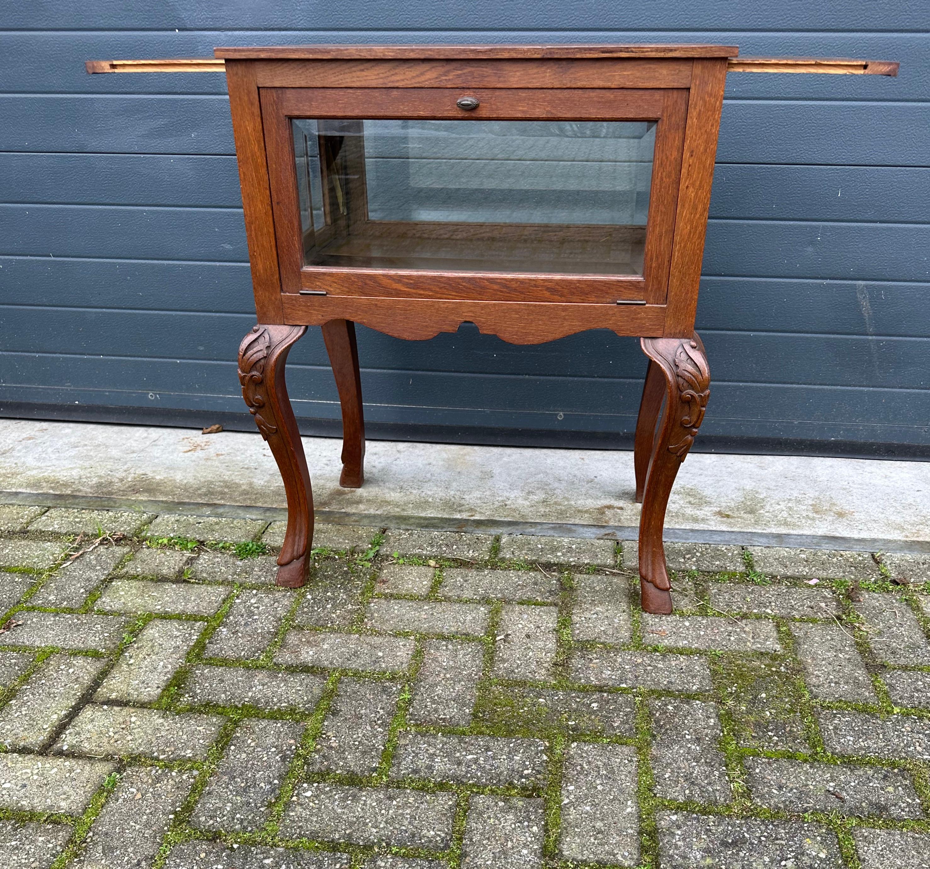 Stylish and practical design, drinks table.

If you are looking for a good quality, good condition and stylish drinks table or cabinet than this antique specimen could be the one. This finely handcrafted and quality carved cabinet from circa