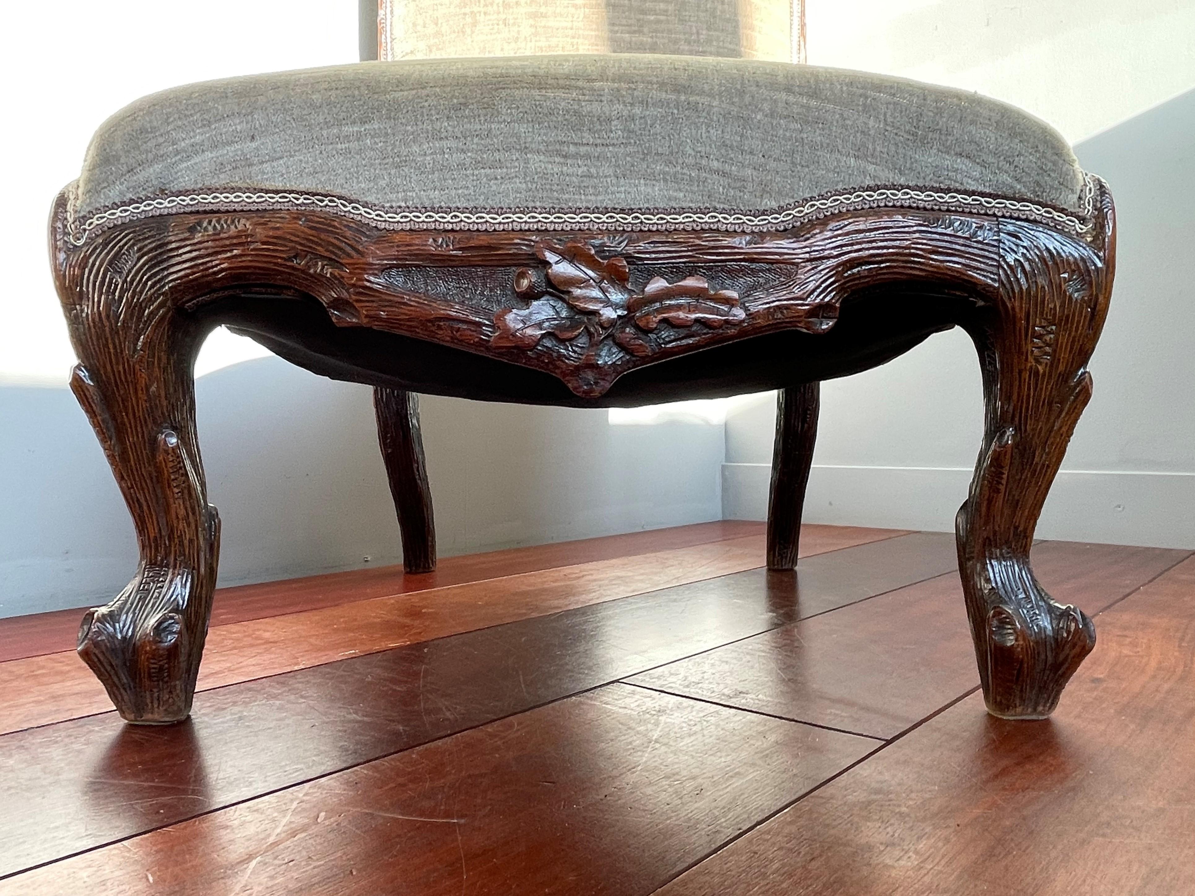Sculpté à la main Superbe chaise de cheminée ancienne de la Forêt-Noire par Horrix avec Excellente tapisserie d'ameublement en vente