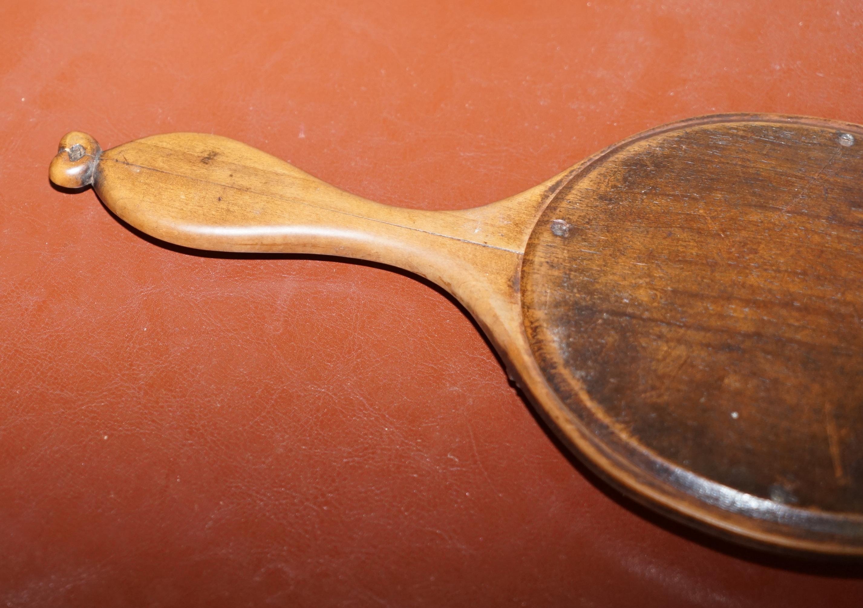 Miroir de coiffeuse en bois sculpté à la main dans la Forêt Noire - Miroir tenu à la main en vente 4