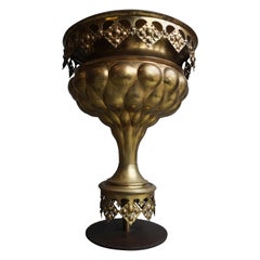 Stupefacente vaso da fiori in ottone antico, in stile gotico revival, per la chiesa di un tempo