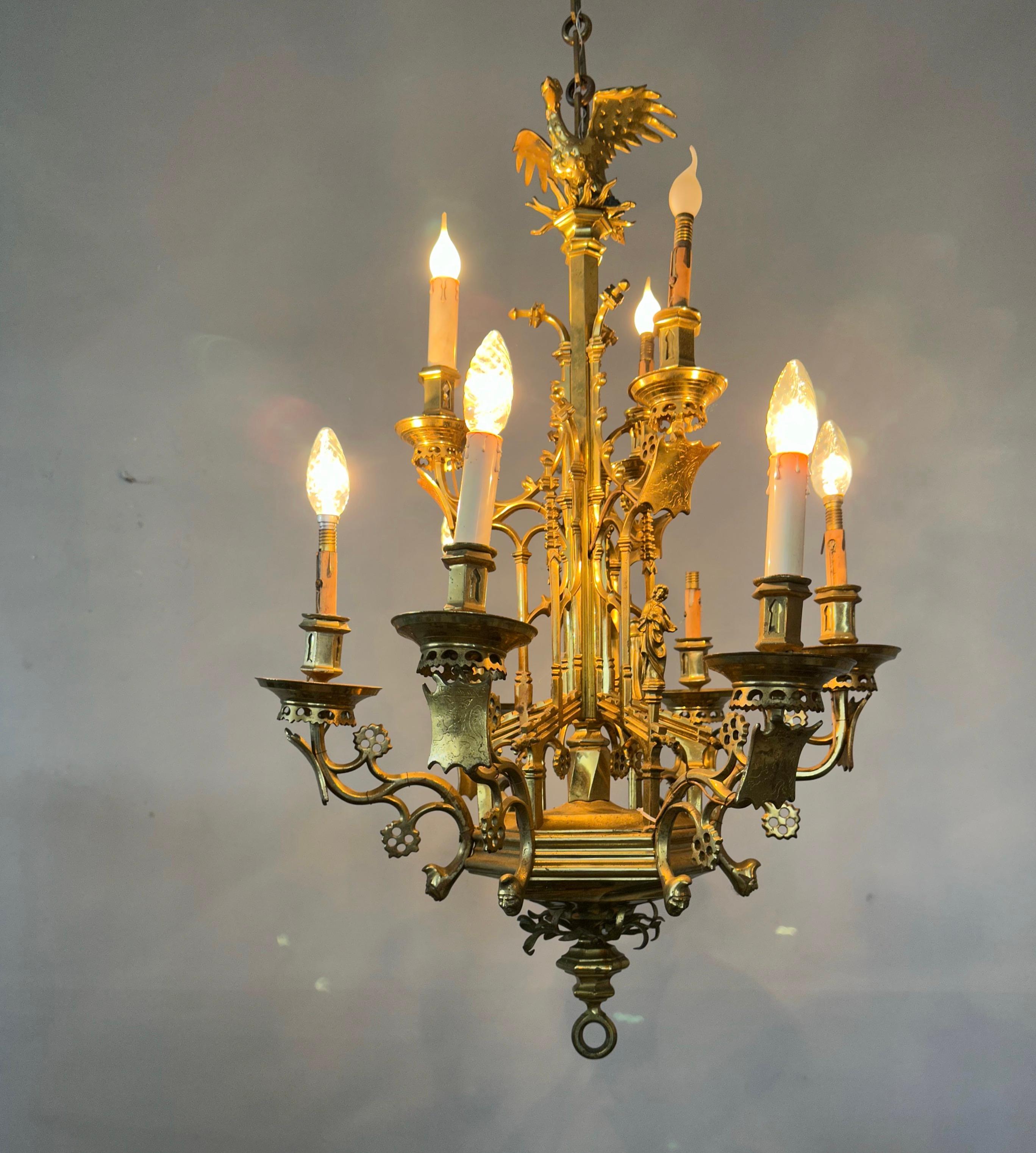 Superbe lustre à neuf lumières en bronze ancien de style gothique avec sculpture de Phoenix en vente 4