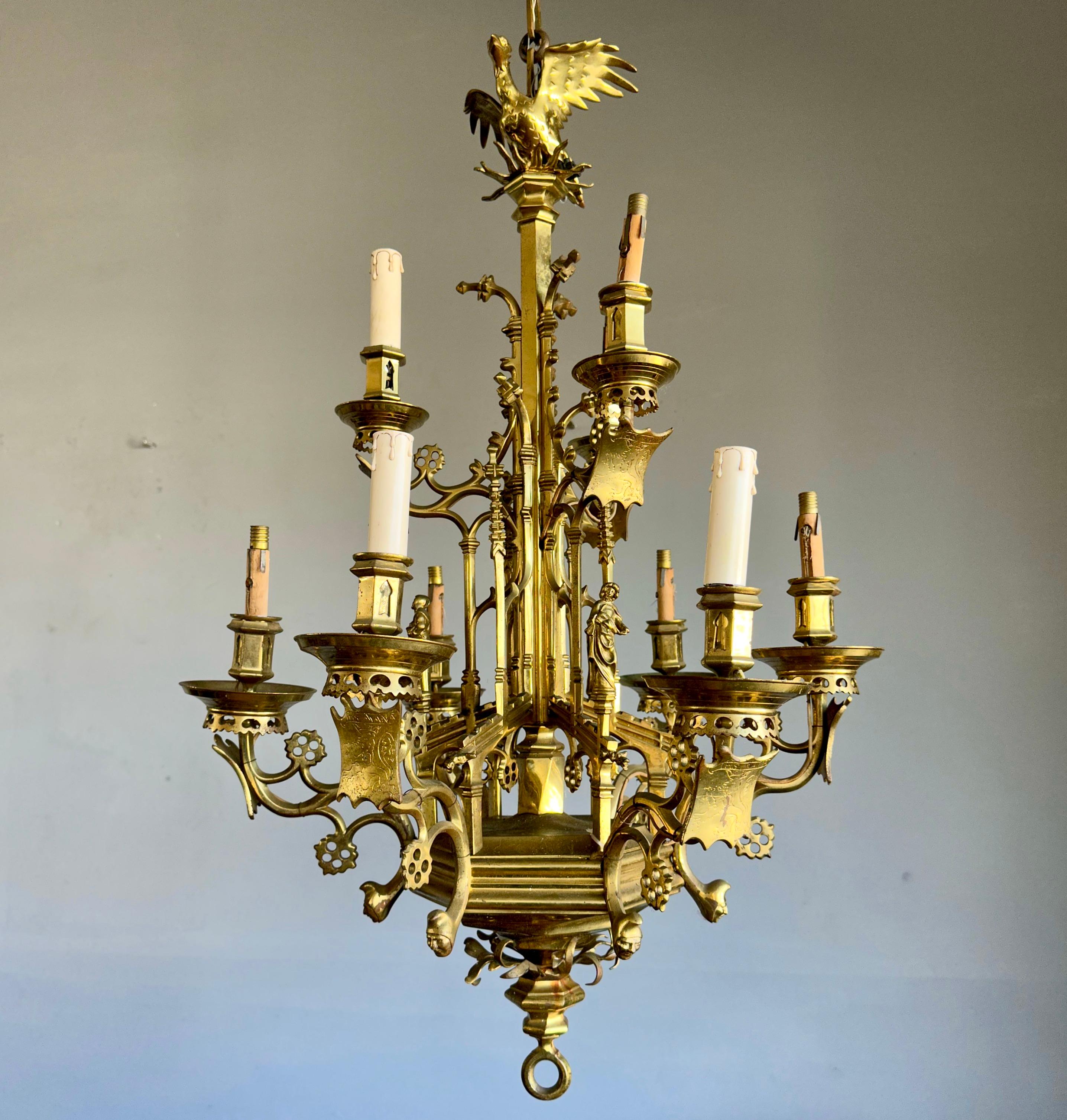Handgefertigte und wirklich beeindruckende neugotische Leuchte, die auch für Kerzen verwendet werden kann.

Im Laufe der Jahrzehnte haben wir eine Reihe von sehr guten antiken, gotischen Bronzeleuchten für Kerzen und Glühbirnen verkauft. Allerdings