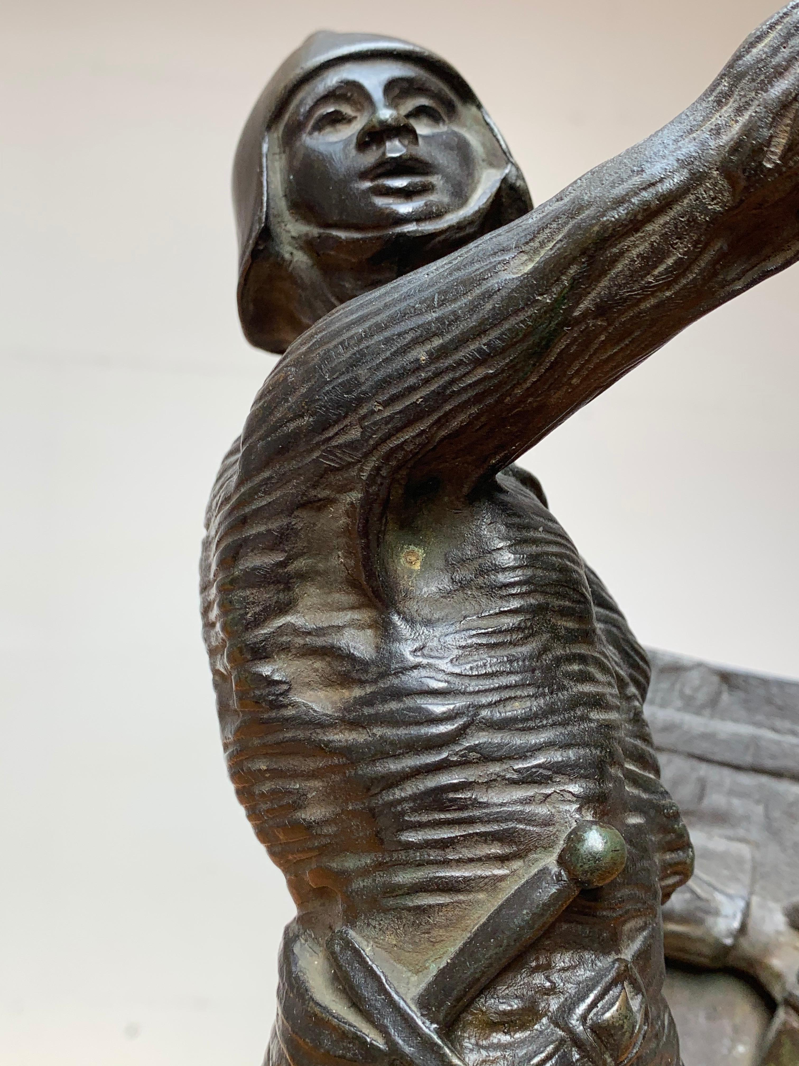 Atemberaubende antike Bronzeskulptur eines Schwertes, das Joan of Arc in Kettenhemd hält im Angebot 4