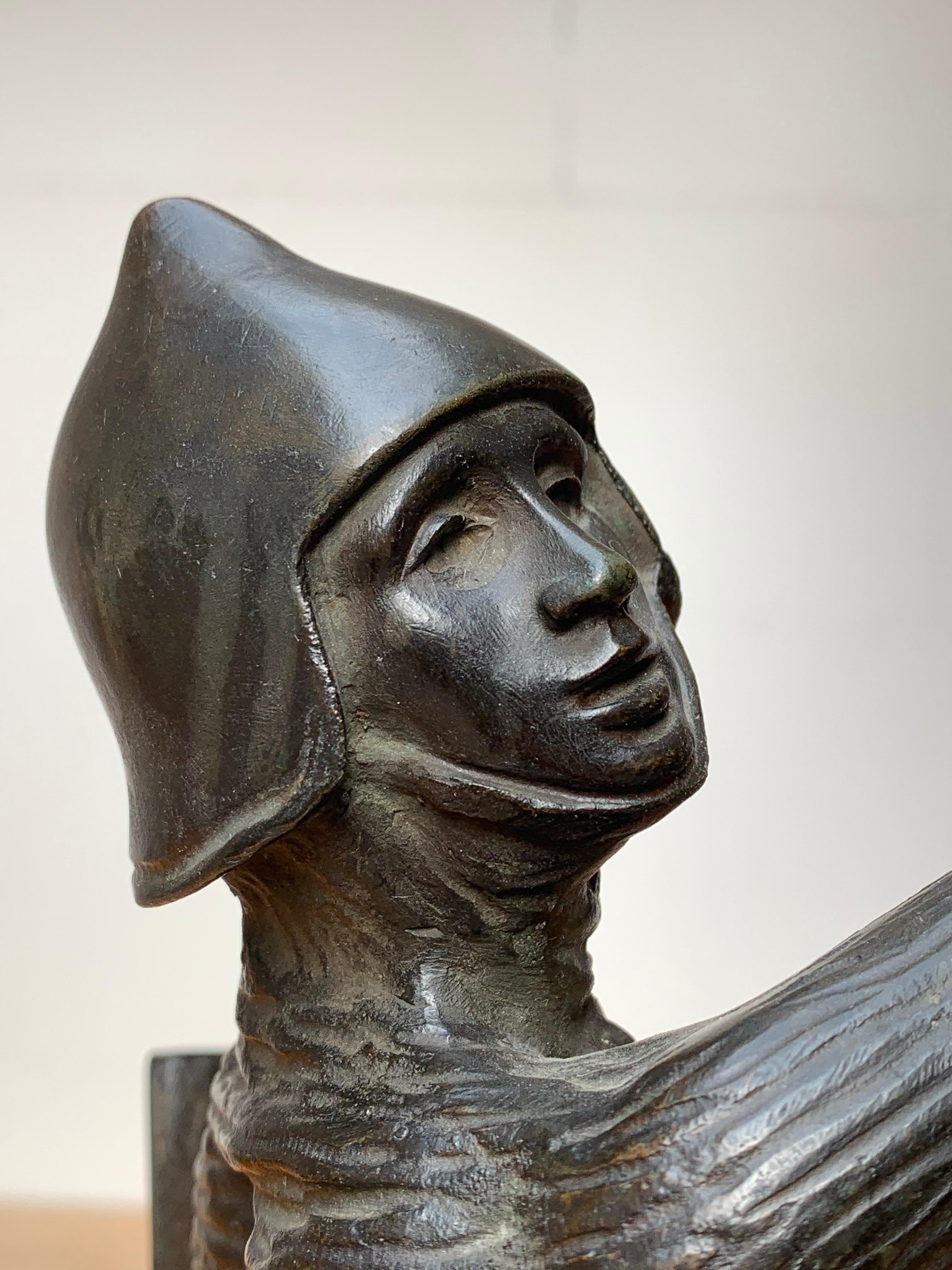 Atemberaubende antike Bronzeskulptur eines Schwertes, das Joan of Arc in Kettenhemd hält im Angebot 3