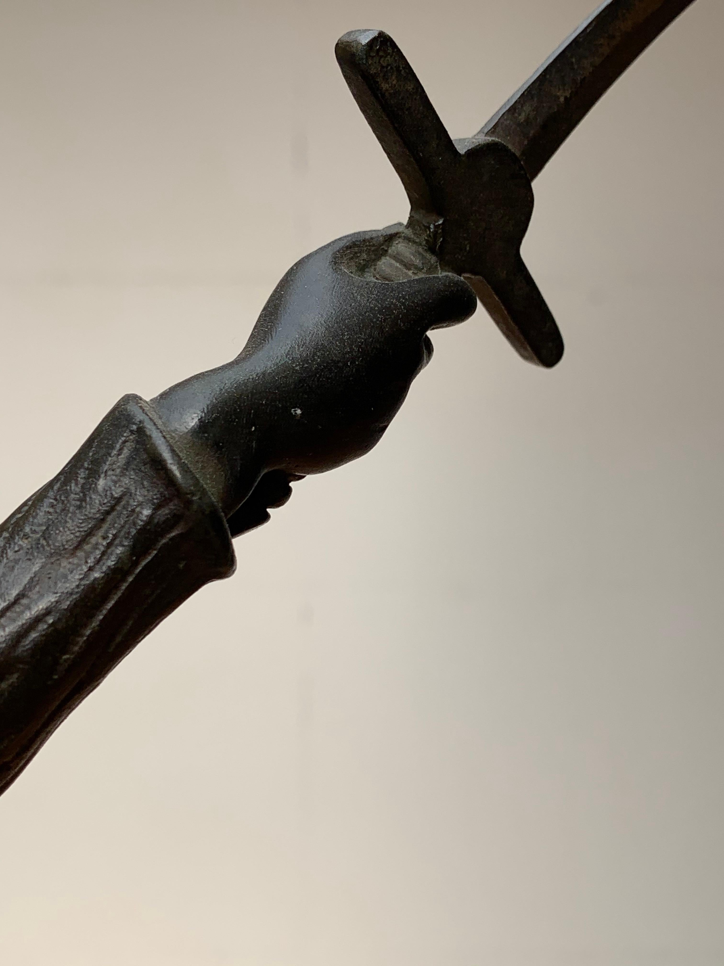 Atemberaubende antike Bronzeskulptur eines Schwertes, das Joan of Arc in Kettenhemd hält im Angebot 9