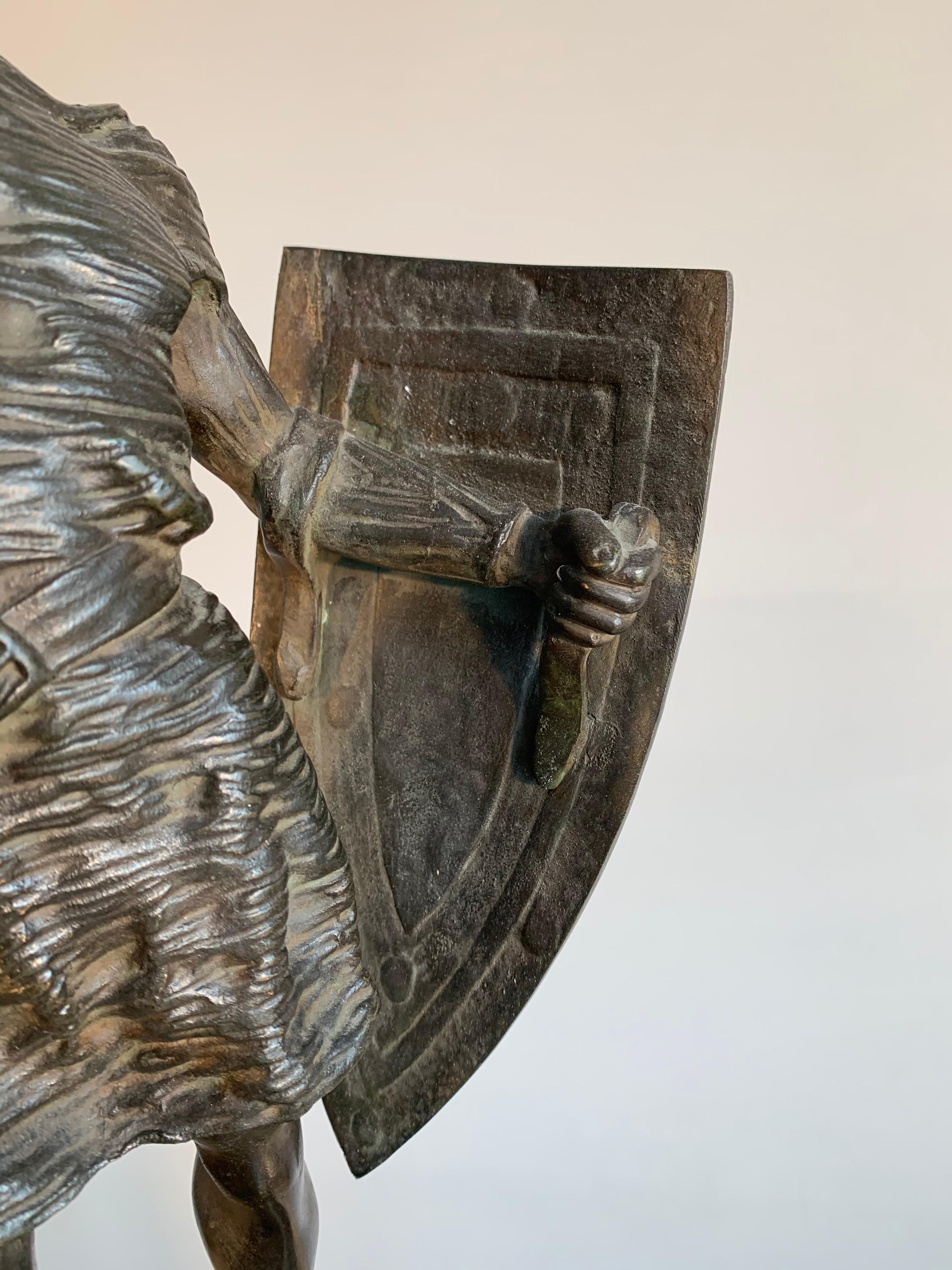 Atemberaubende antike Bronzeskulptur eines Schwertes, das Joan of Arc in Kettenhemd hält im Angebot 11
