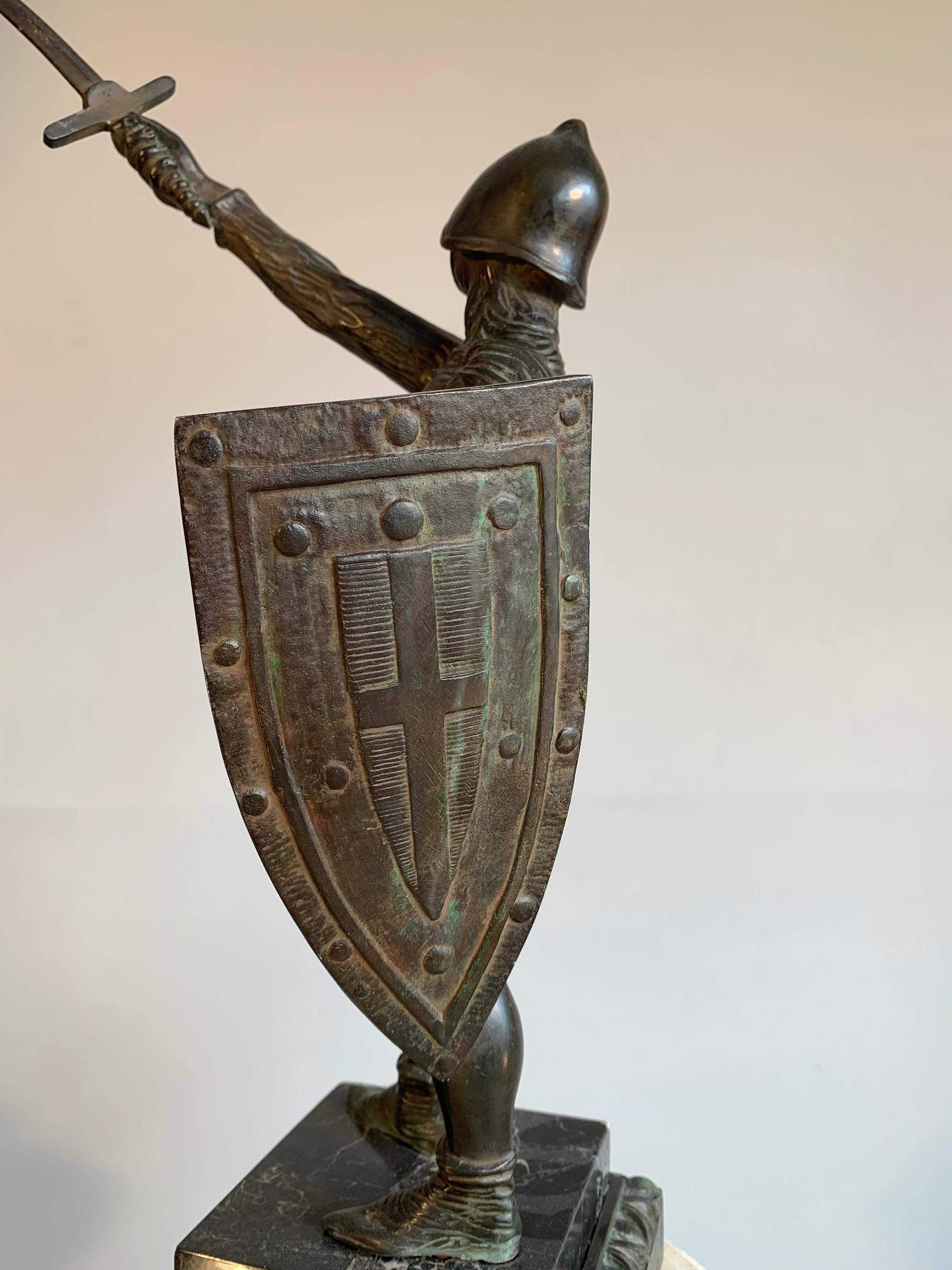 Atemberaubende antike Bronzeskulptur eines Schwertes, das Joan of Arc in Kettenhemd hält im Angebot 12