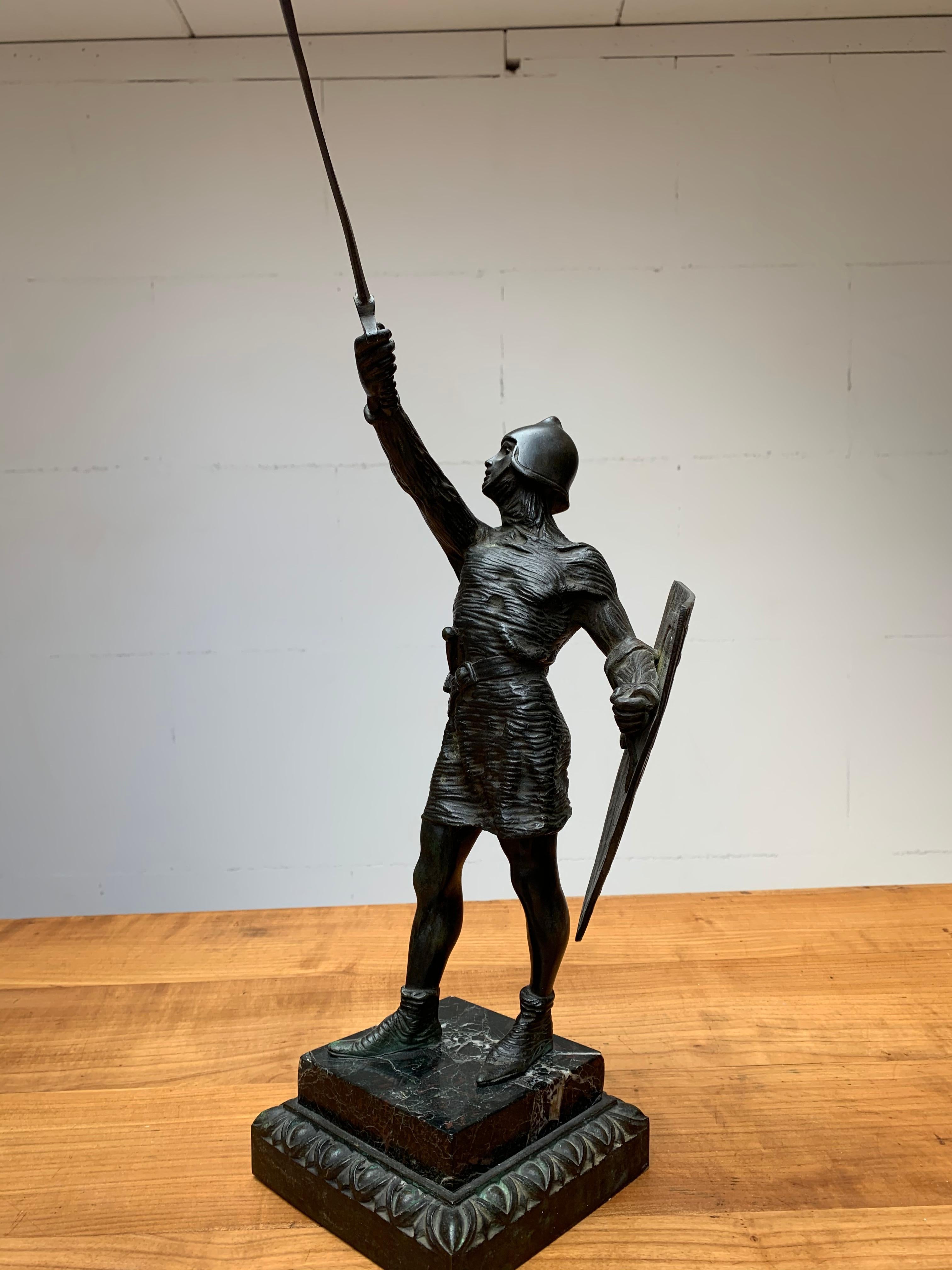 Atemberaubende antike Bronzeskulptur eines Schwertes, das Joan of Arc in Kettenhemd hält (Neoklassisches Revival) im Angebot