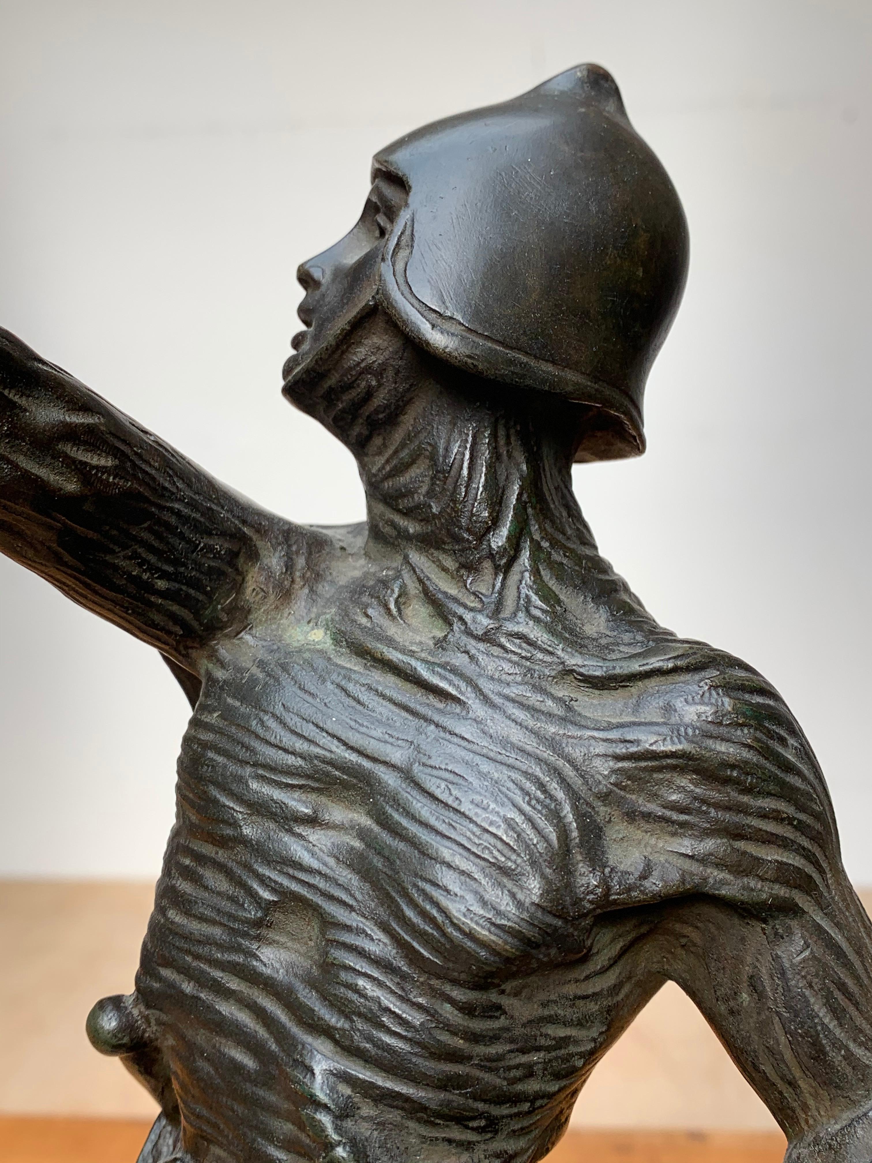 Antike, neuwertige und seltene Bronzestatue der Jeanne D'arc, der berühmtesten Schutzpatronin Frankreichs.

25 Jahre nach ihrem kurzen und heldenhaften Leben wurde Jeanne d'Arc, die im Alter von 19 Jahren zu Unrecht zum Tode verurteilt worden war,