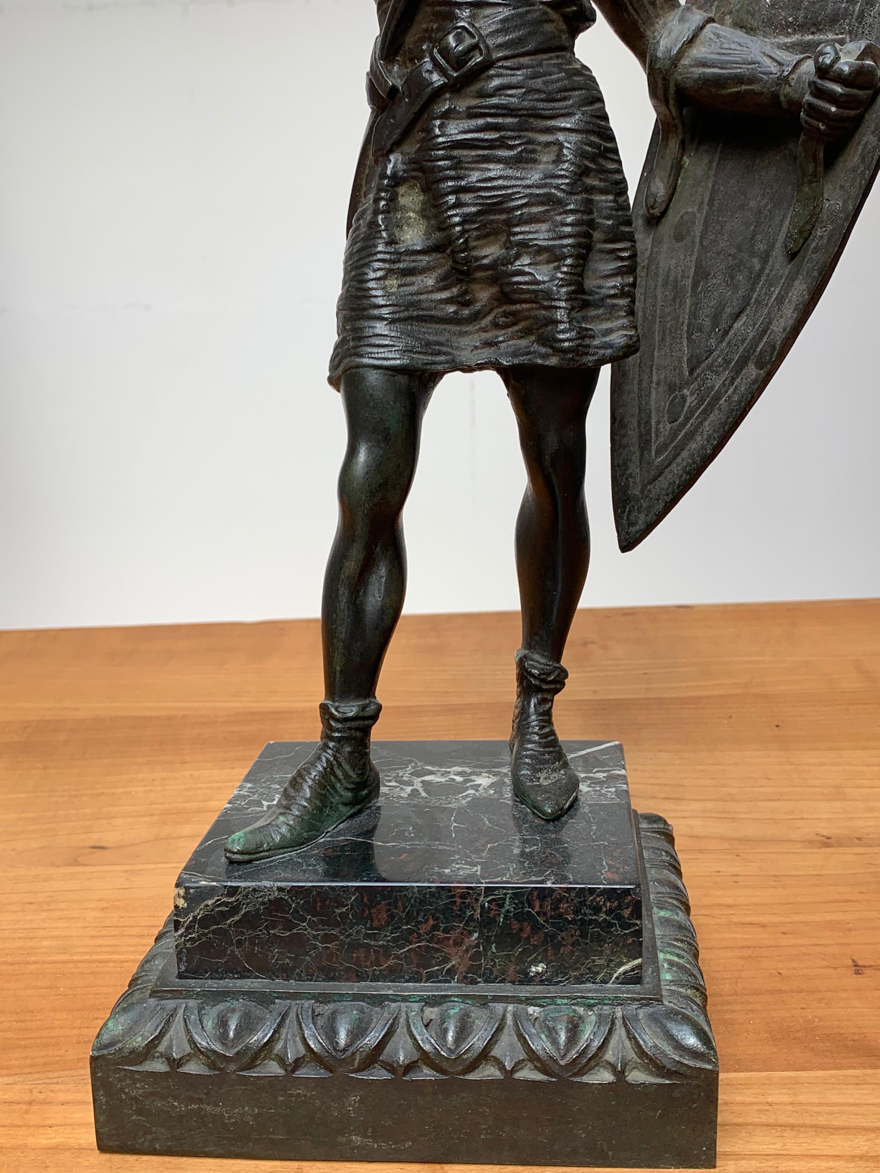Atemberaubende antike Bronzeskulptur eines Schwertes, das Joan of Arc in Kettenhemd hält im Angebot 1