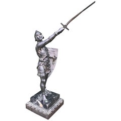 Atemberaubende antike Bronzeskulptur eines Schwertes, das Joan of Arc in Kettenhemd hält