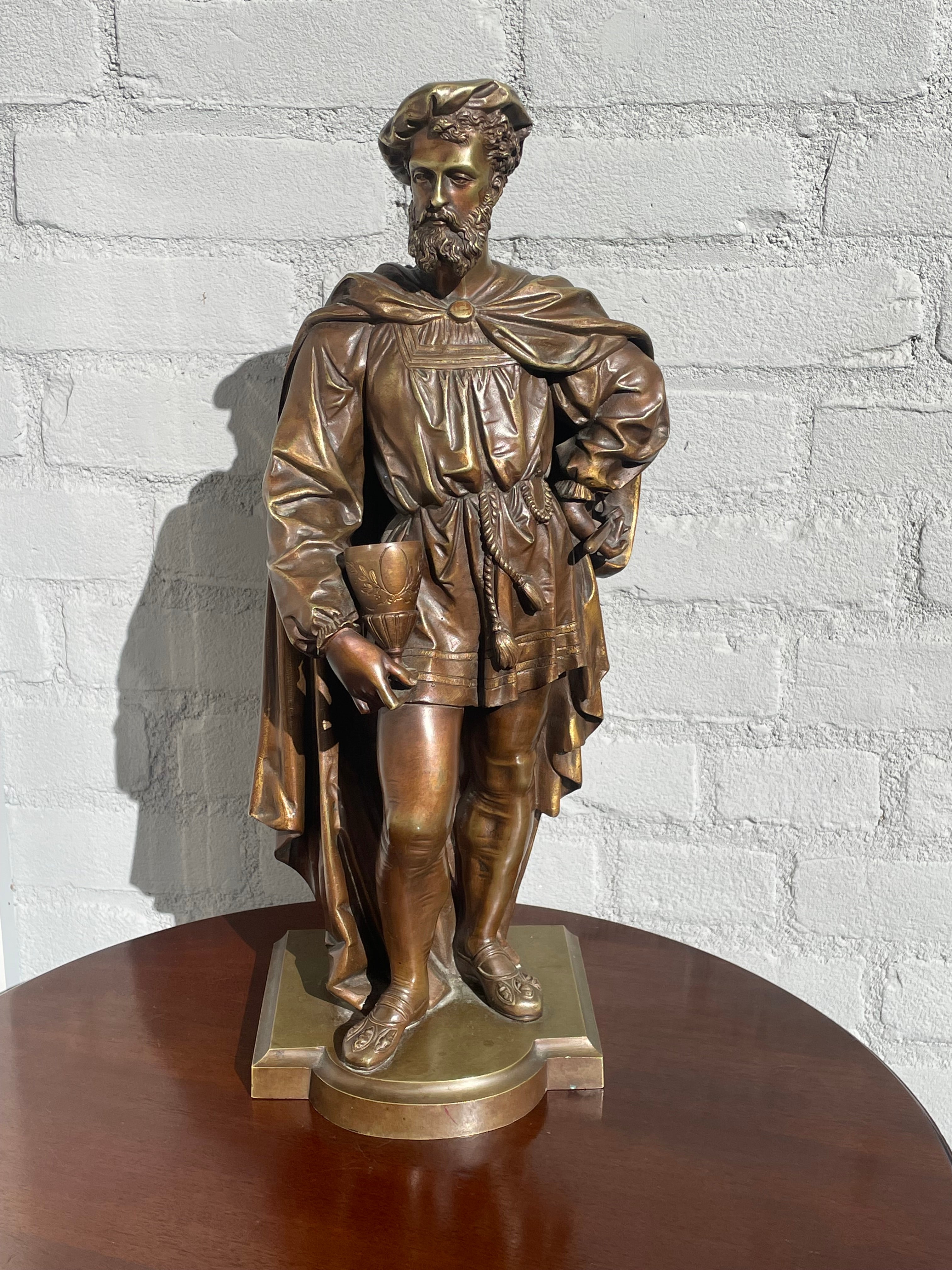 Rare, striking and highly decorative antique bronze sculpture.

This beautifully dressed and perfectly handcrafted bronze sculpture of a merchant from Venice comes with the most wonderful details. It does not take a trained eye to see the quality