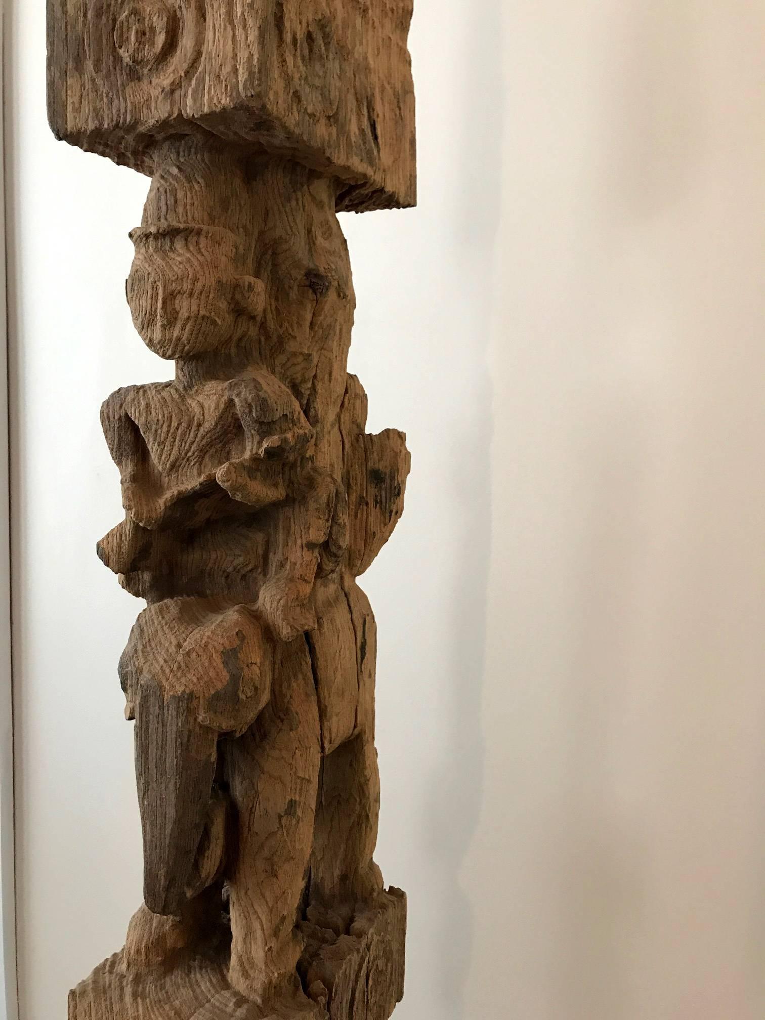 Atemberaubende antike birmanische architektonische Stange auf Ausstellungsständer im Angebot 3