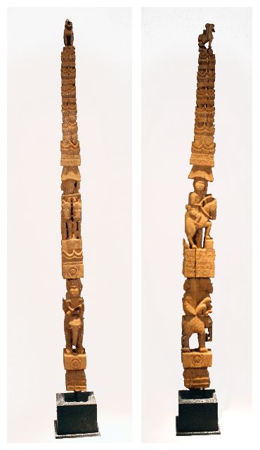 Servant de poteau architectural dans un temple birman dans sa vie antérieure, ce poteau de taille impressionnante a été sculpté dans un seul tronc de bois de teck et est maintenant exposé comme un objet d'art. Des figures humaines, d'éléphants et de