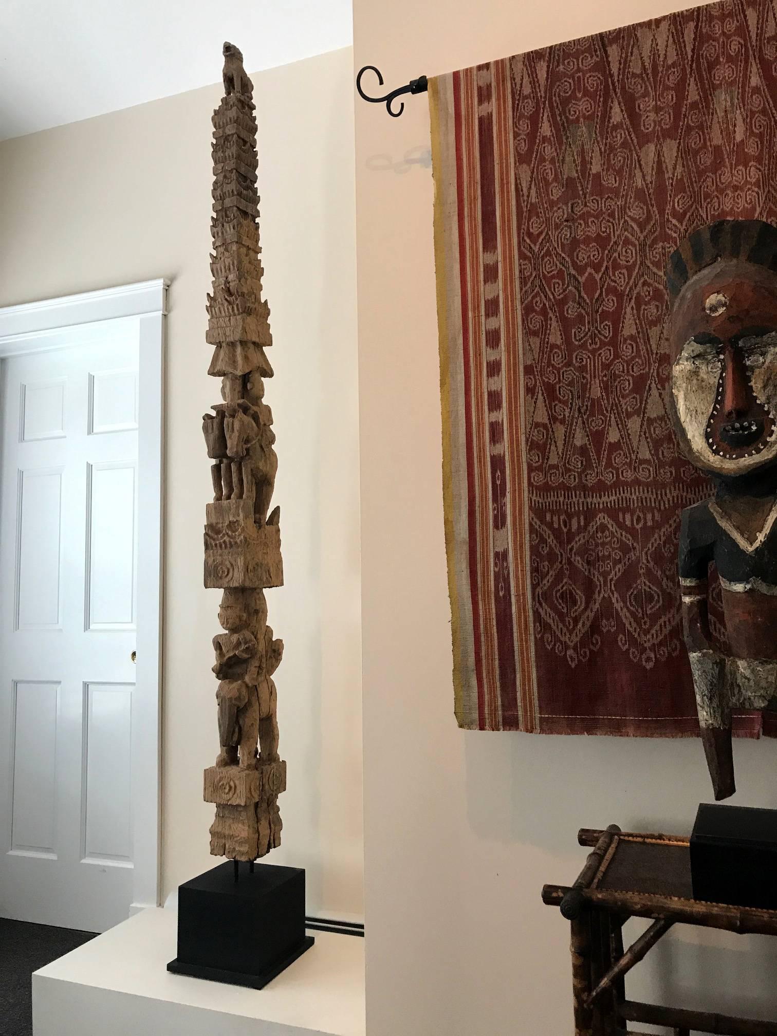 Atemberaubende antike birmanische architektonische Stange auf Ausstellungsständer (Birmanisch) im Angebot